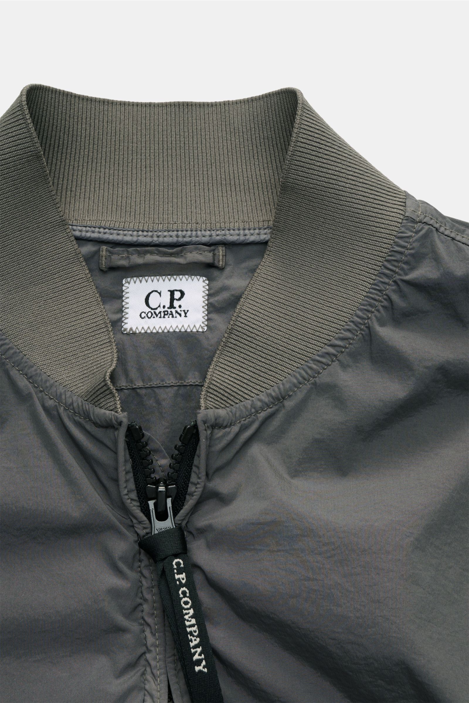 Nahaufnahme des C.P. Company Blouson 'Nycra R' grau von oben, superleichter, windabweisender Microfaser-Blouson mit Rippkragen.