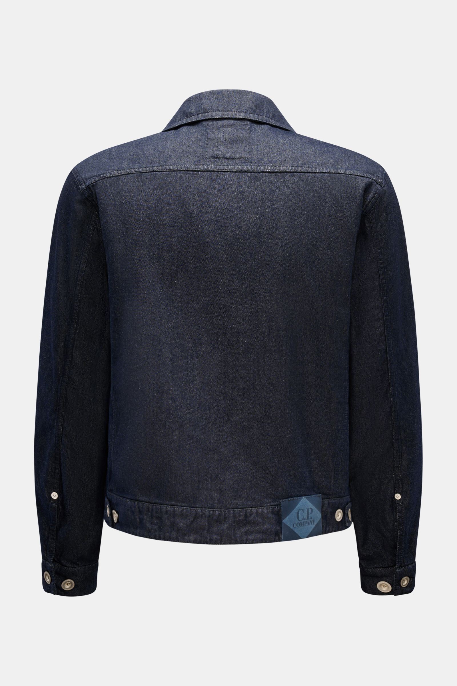 Back view of C.P. Company Jeansjacke navy, a slim fit, pure cotton denim jacket with unconstructed design, button cuffs, and leather patch.

Description: Lässiges Frühlings-Essential: Die Jeansjacke von C.P. COMPANY wird zum vielseitigen Layering-Piece