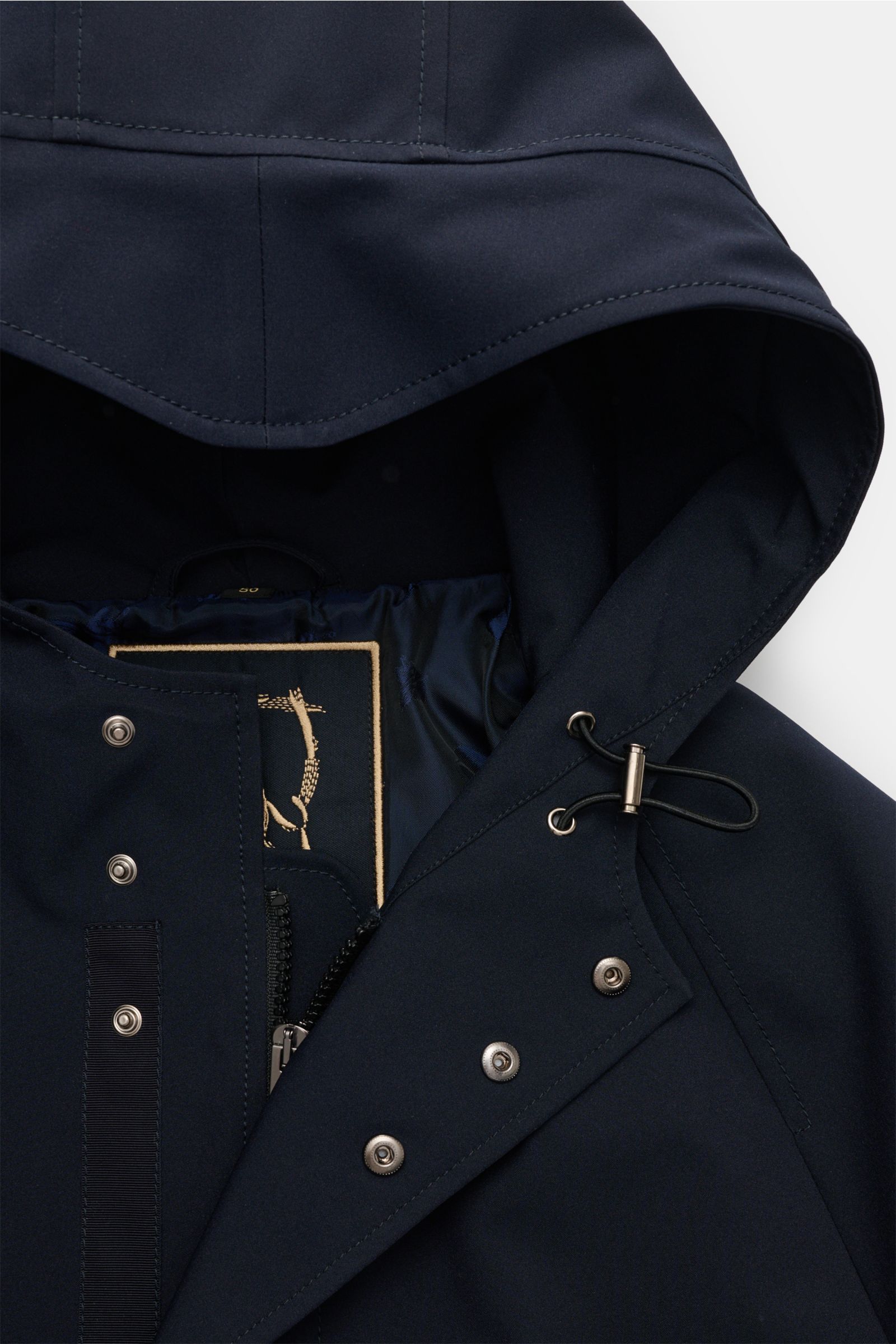 Nahaufnahme des Sealup Parka 'Hurricane' navy von oben, zeigt Kapuze mit Tunnelzug, Druckknöpfe und hochwertigen Microfaserstoff.