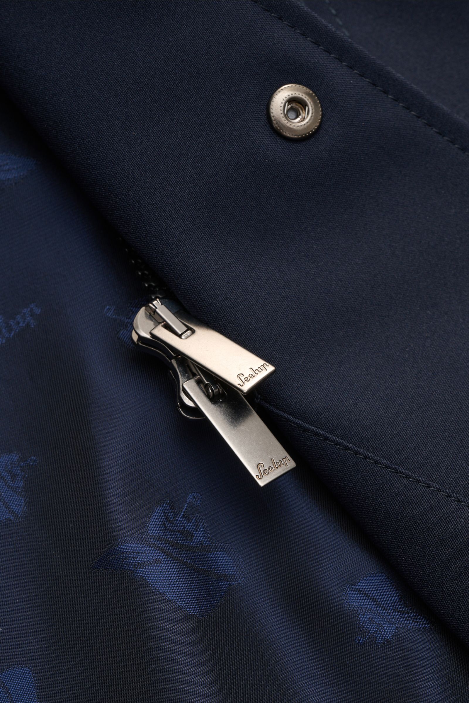 Nahaufnahme des Sealup Parka 'Hurricane' navy von innen mit geöffneter Windblende, zwei Reißverschluss-Zippern und feinem Innenfutter.