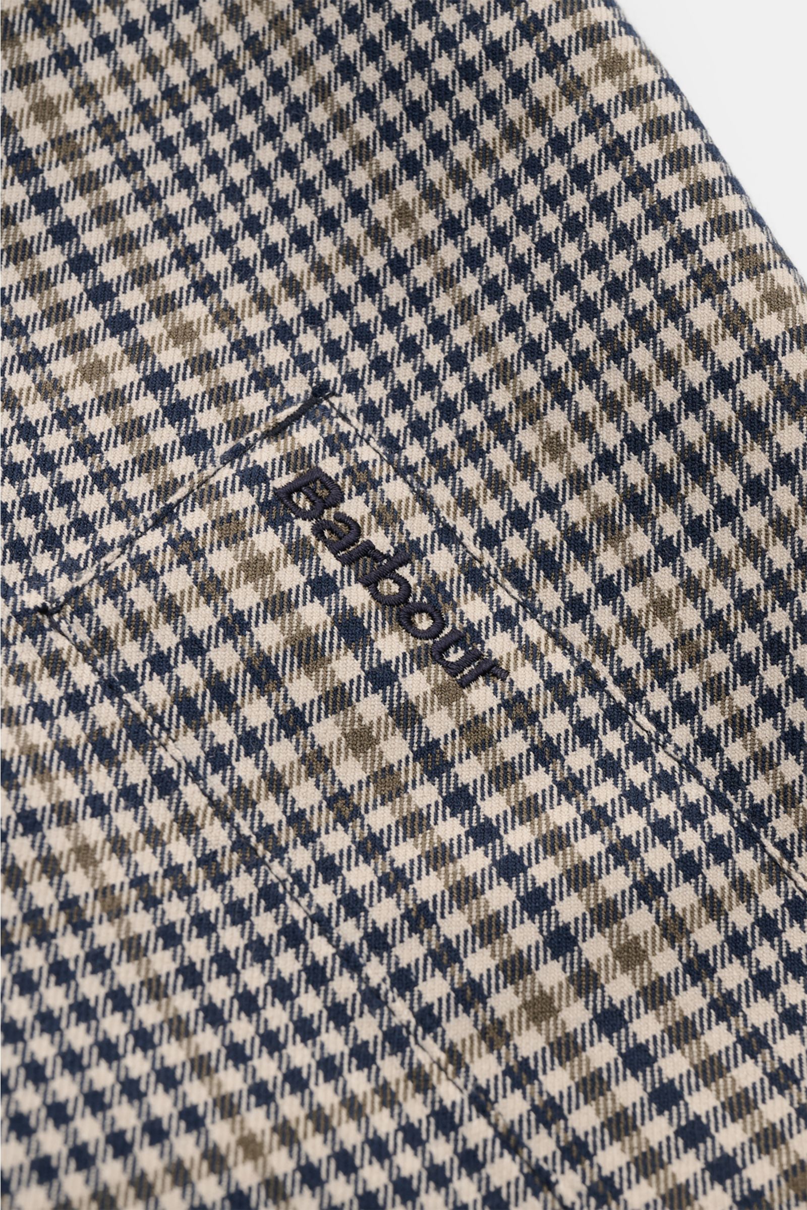 Close-up detail of the pocket on the Barbour Rain coat 'Check Rokig' navy/olive checked, showing the classic check pattern and embroidered logo.

Be ready for changeable weather with the lightweight rain coat 'Check Rokig' by BARBOUR, which has been gi