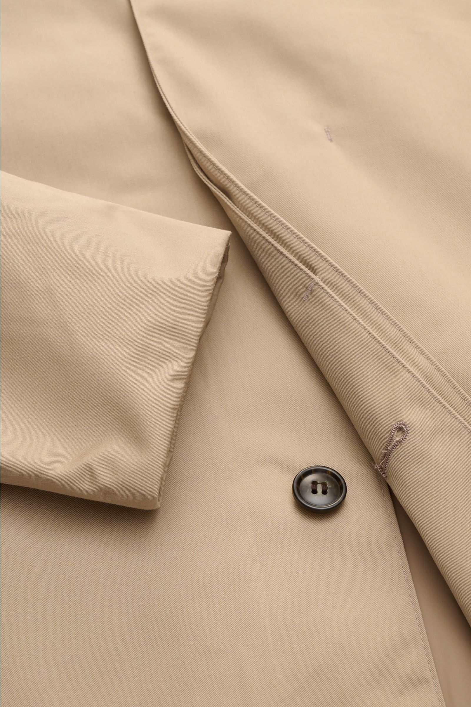 Close-up front view of the Barbour Rain coat 'Rokig' beige showing sleeve, button, and stitching details in lightweight waterproof microfibre with a soft feel.

Be ready for changeable weather with the lightweight rain coat 'Check Rokig' by BARBOUR, wh