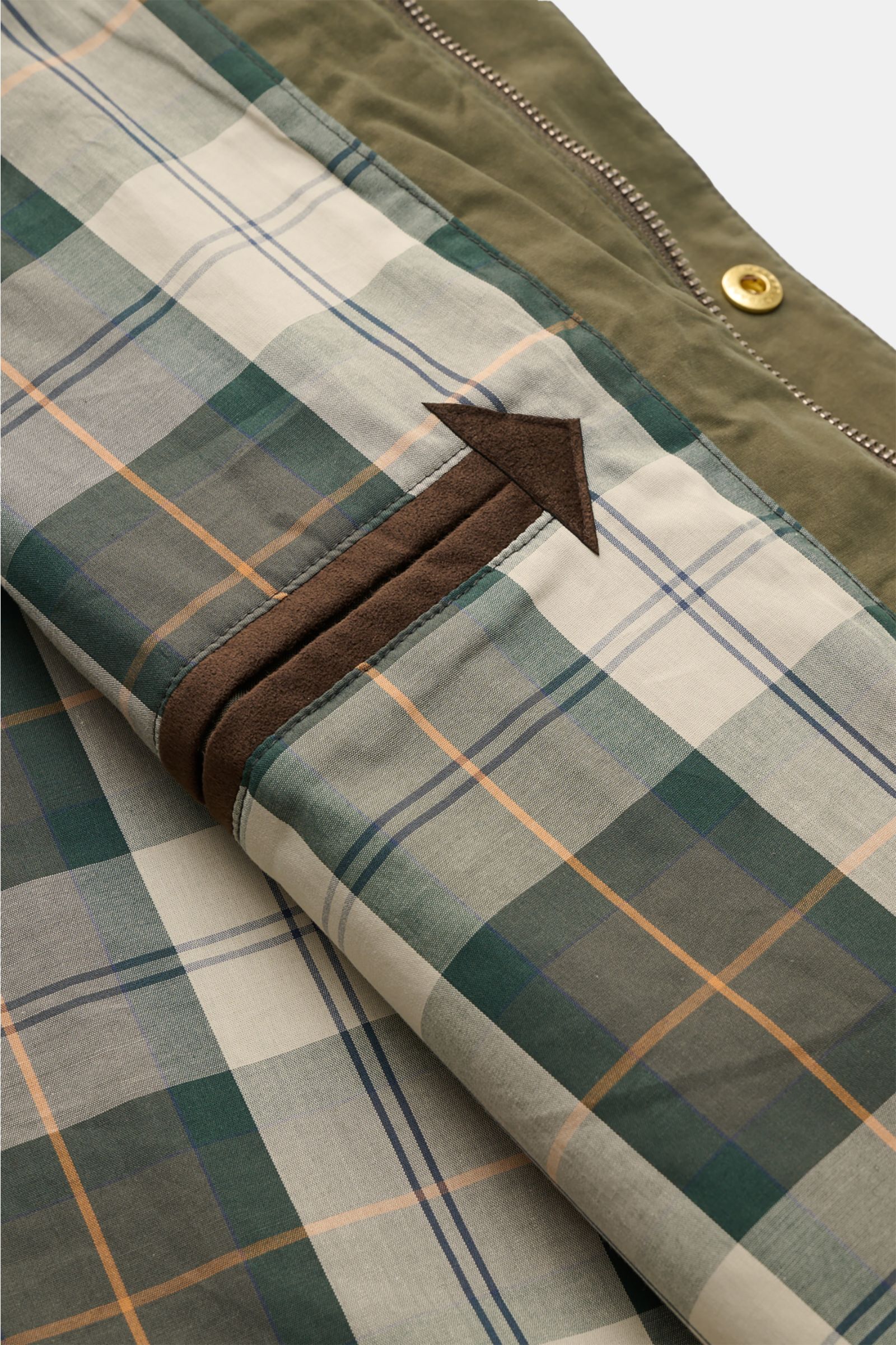 Close-up interior view of the Barbour Waxed jacket 'Icons Border Casual' olive, showing signature tartan lining and suede detail.

Description: Perfectly equipped for the transitional season: The waxed jacket 'Border' combines dependable weather protec
