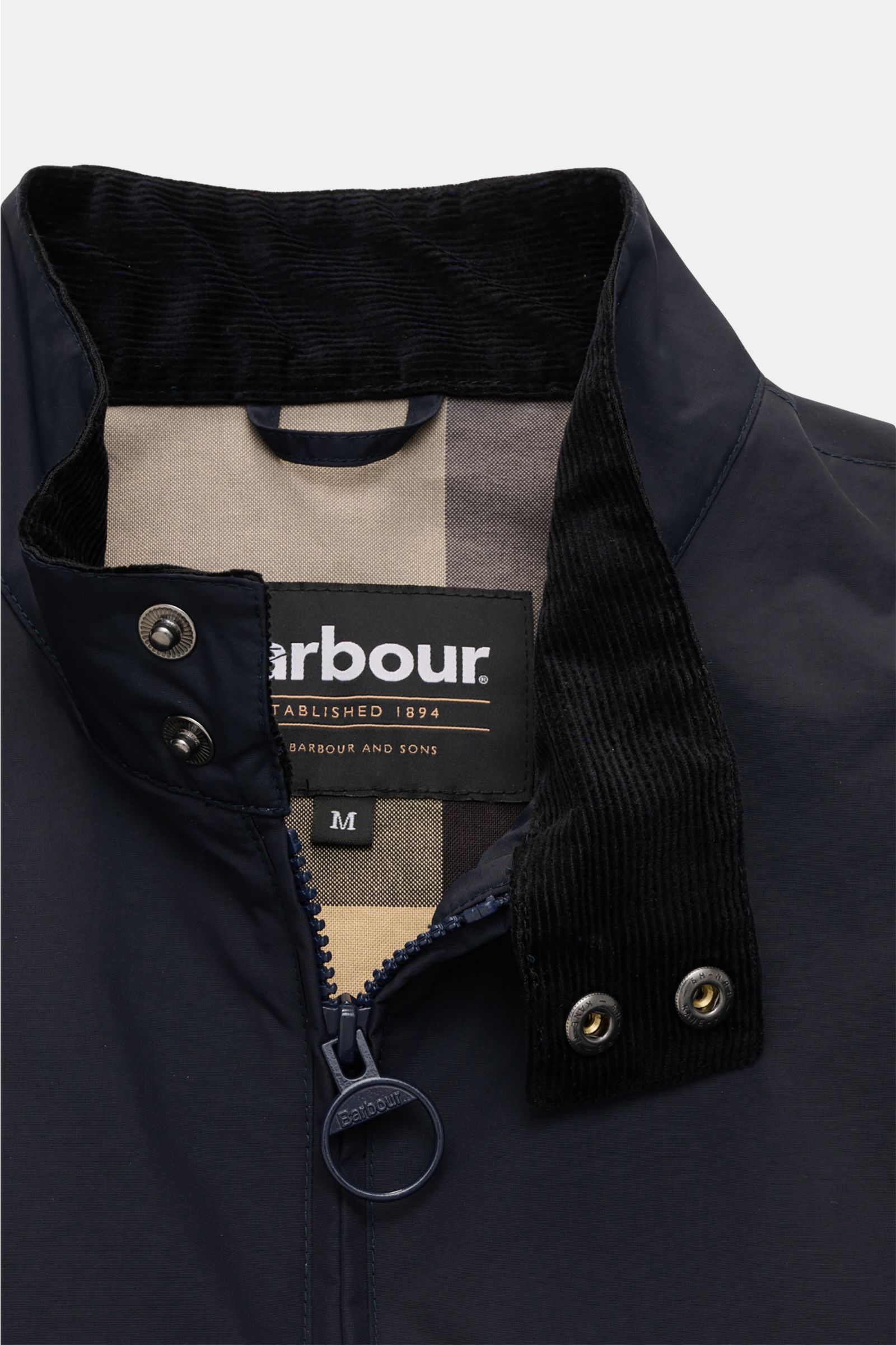 Close-up front view of Barbour Blouson 'Royston' navy with a standing collar featuring signature black corduroy trim and snap buttons.

Modern blouson by traditional label BARBOUR: With its short cut and signature corduroy trim on the collar, the model