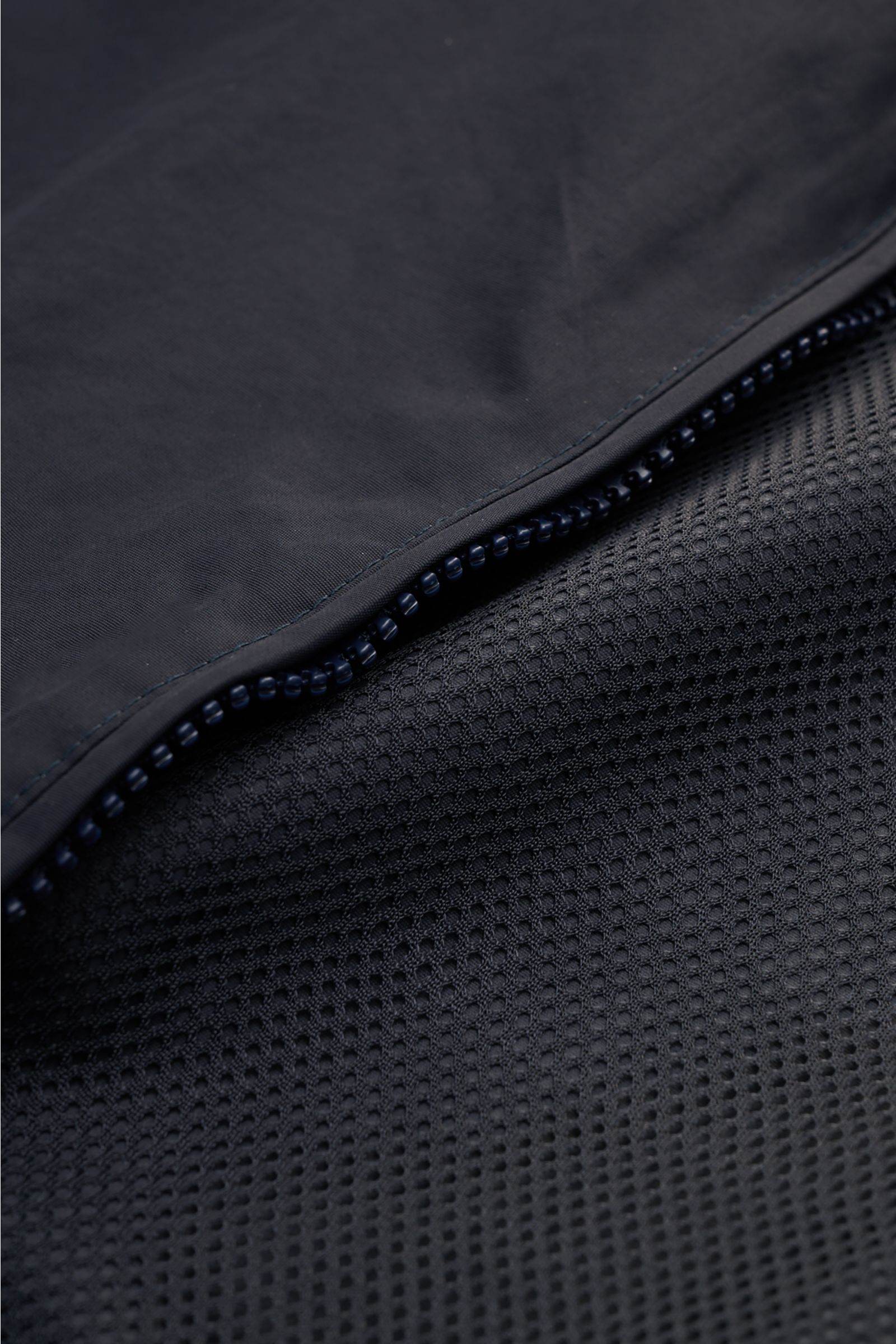 Alt tag (125 characters max): Close-up of Barbour Blouson 'Royston' navy showing mesh lining and zipper detail from a top-down perspective.

Description: Modern blouson by traditional label BARBOUR: With its short cut and signature corduroy trim on the