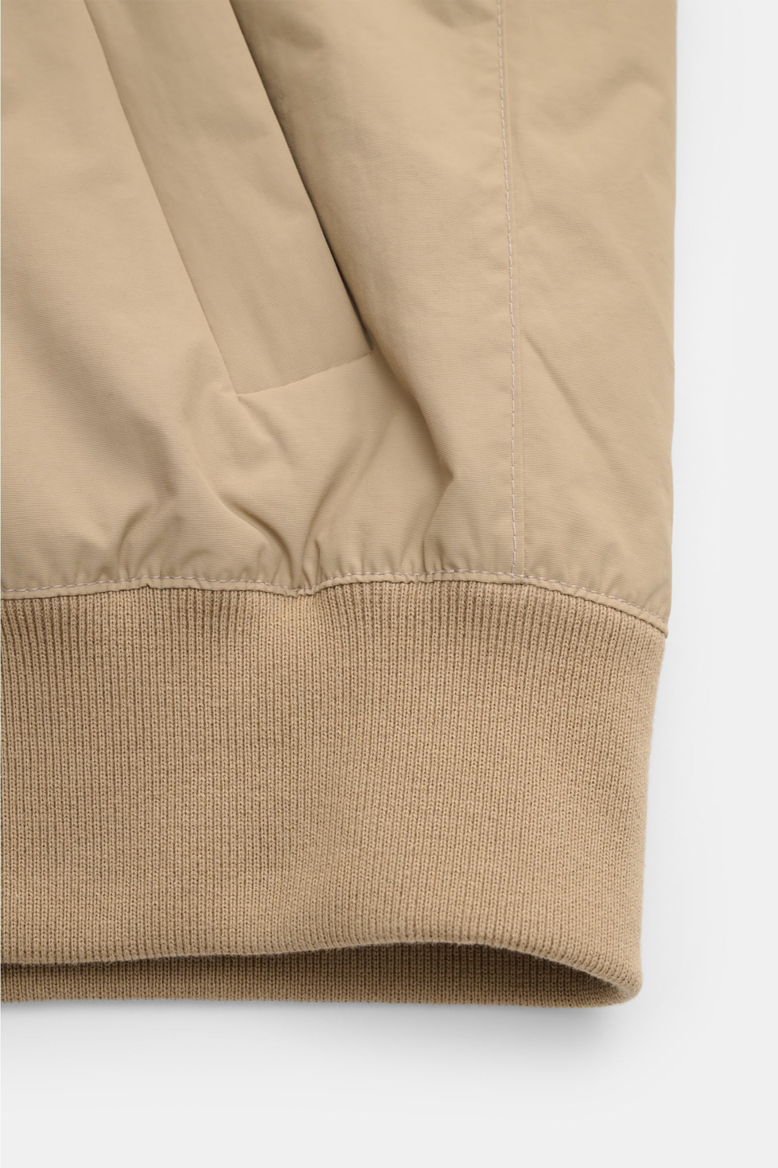 Close-up of the elasticated hem of the Barbour Blouson 'Royston' beige, showing its slightly robust microfibre fabric and fine stitching from a side perspective. 

Modern blouson by traditional label BARBOUR: With its short cut and signature corduroy t