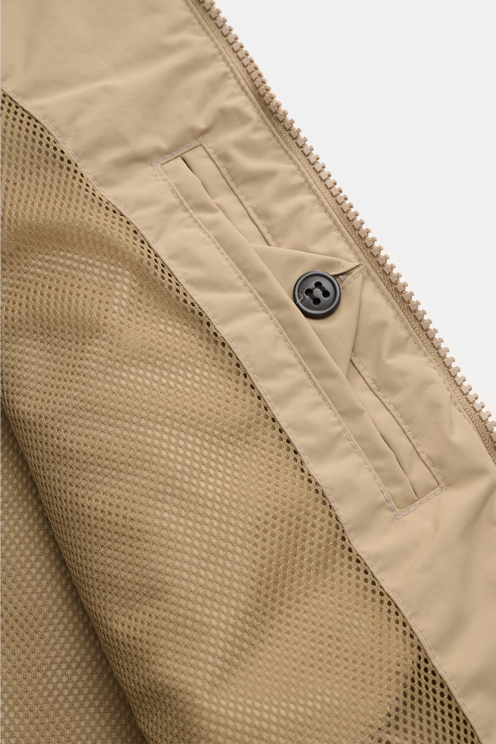 Close-up interior view of Barbour Blouson 'Royston' beige showing mesh lining, inside pocket with button, and zipper details.

Modern blouson by traditional label BARBOUR: With its short cut and signature corduroy trim on the collar, the model 'Royston