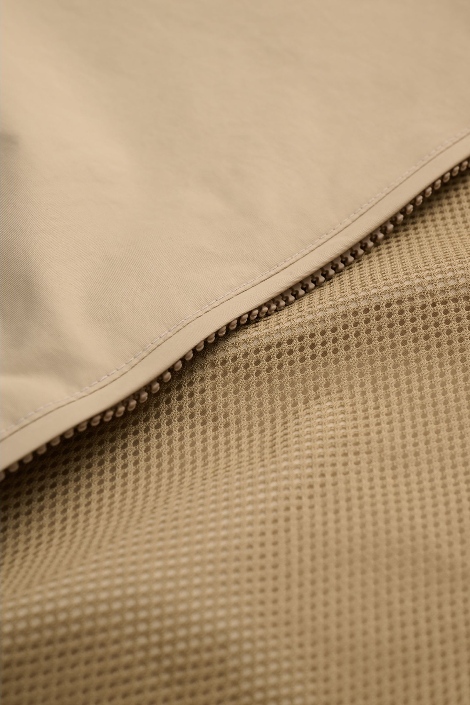Close-up from above of the beige mesh lining and zipper detail inside the Barbour Blouson 'Royston' beige jacket.

Modern blouson by traditional label BARBOUR: With its short cut and signature corduroy trim on the collar, the model 'Royston' is the per