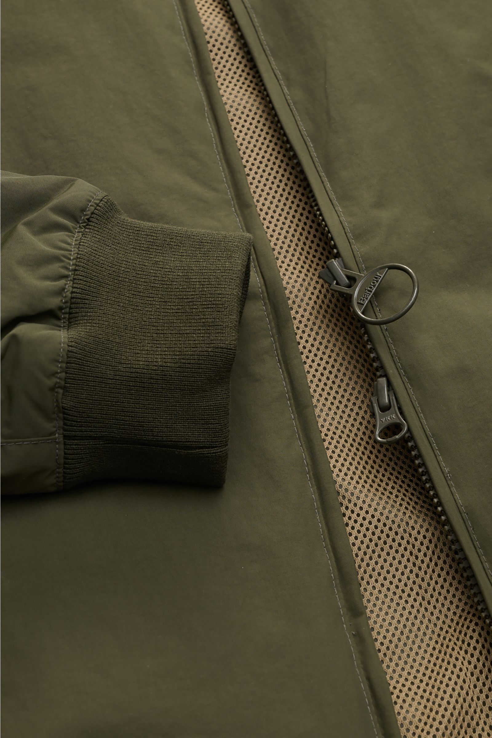 Close-up front view of Barbour Blouson 'Royston' olive, showing the sleeve cuff, two-way zip, and mesh lining.

Modern blouson by traditional label BARBOUR: With its short cut and signature corduroy trim on the collar, the model 'Royston' is the perfec