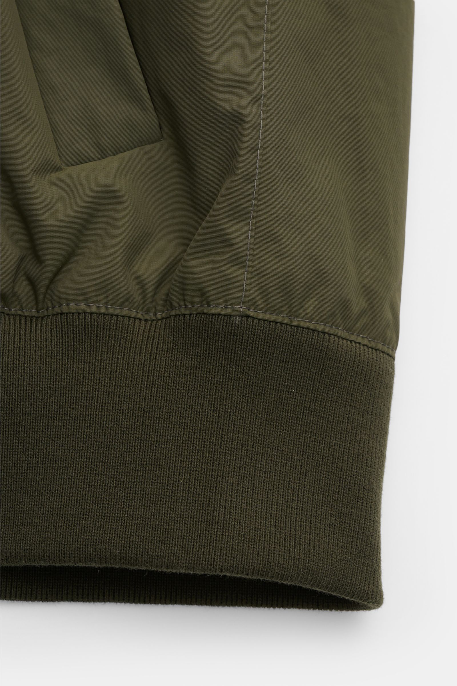 Close-up side view of Barbour Blouson 'Royston' olive showing slim fit, microfibre fabric, elasticated band, and zippered hip pocket.

Description: Modern blouson by traditional label BARBOUR: With its short cut and signature corduroy trim on the colla