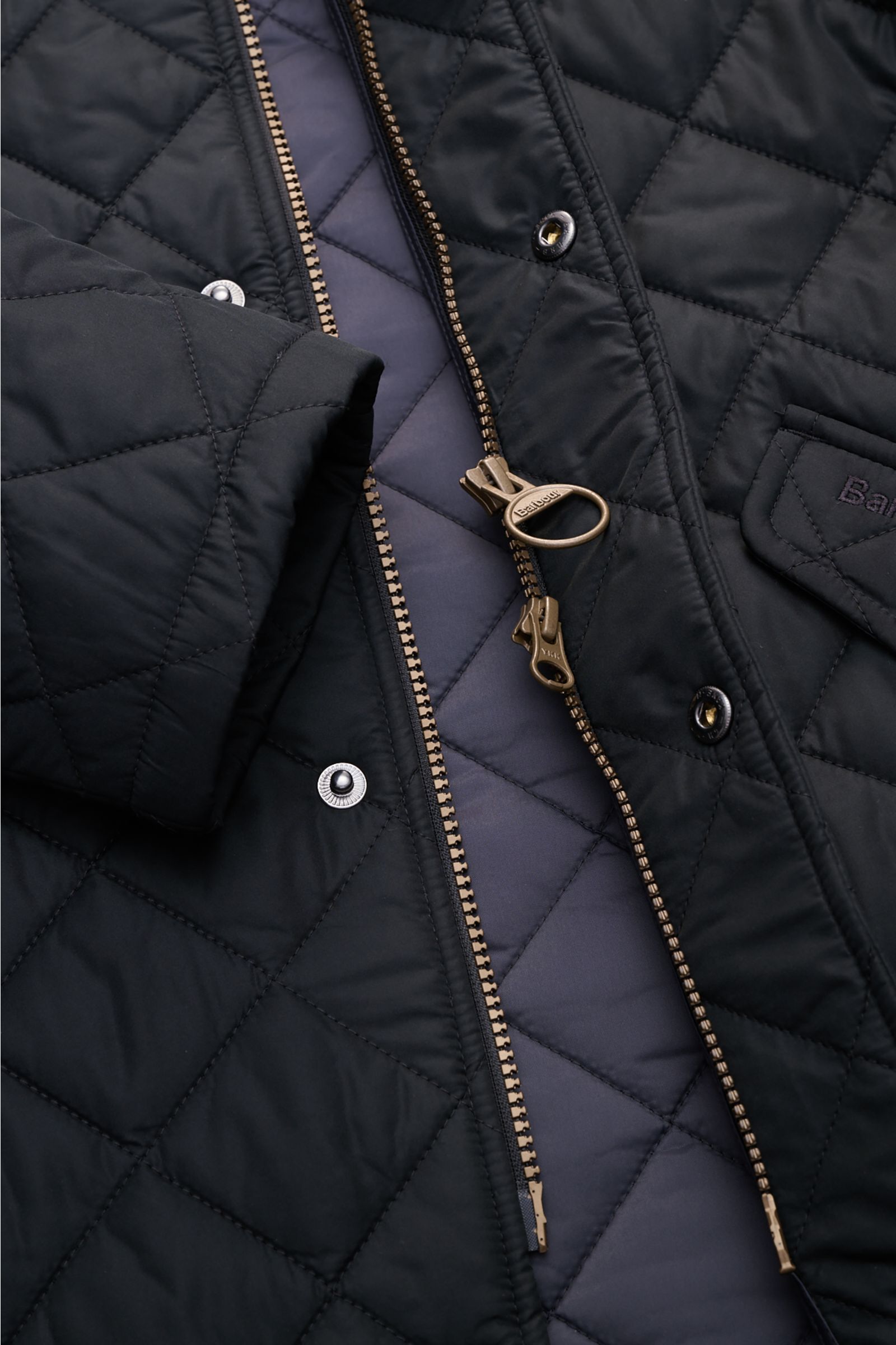 Close-up front view of Barbour Quilted jacket 'Chelsea Sportsquilt' dark navy showing quilted microfibre with lightweight padding.

Perfect for flexible layering: The unlined quilted jacket 'Chelsea Sportsquilt' by BARBOUR has lightweight padding that 