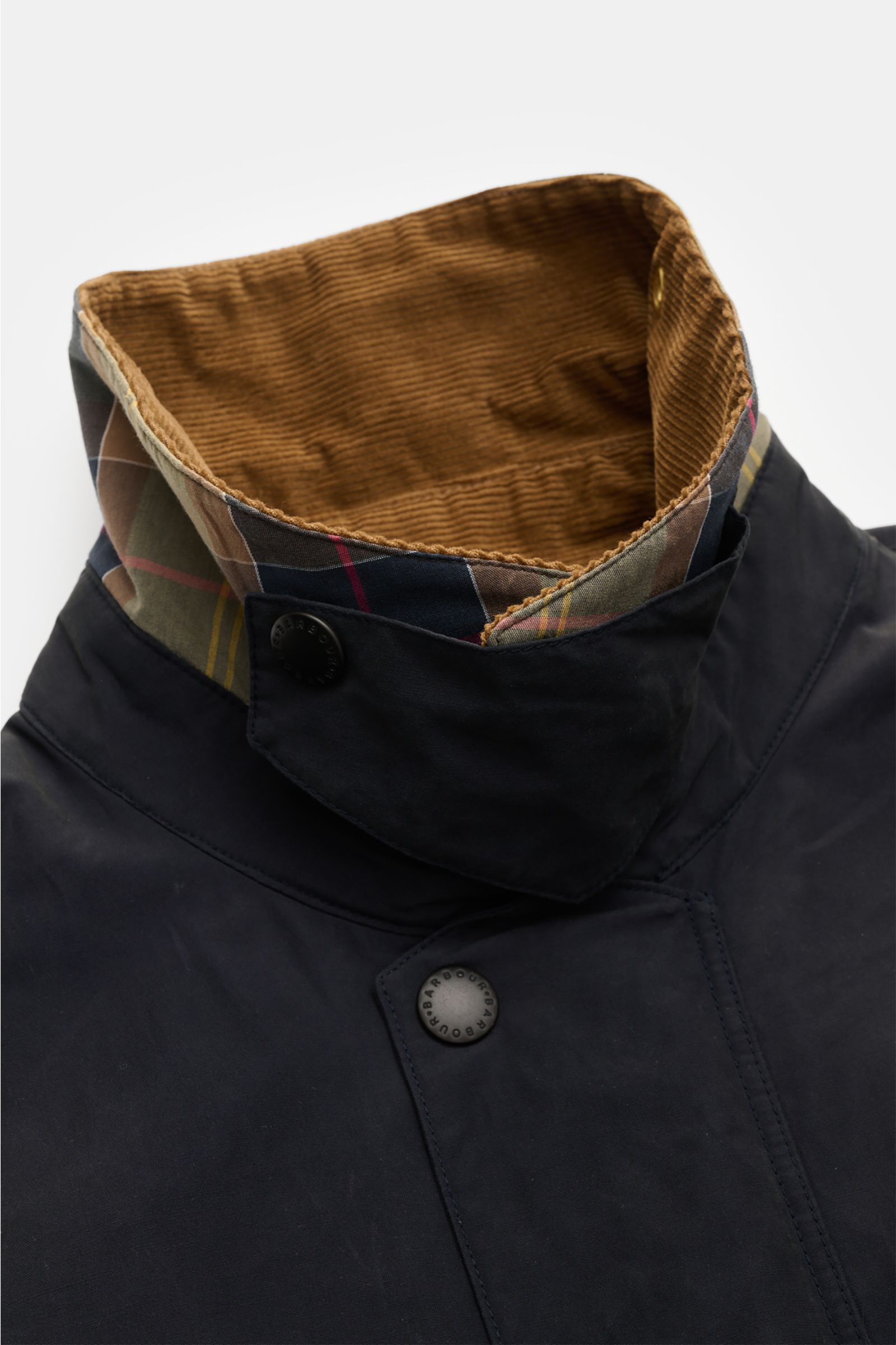 Close-up front view of Barbour Parka 'Icons Border' dark navy showing the turn-down collar with corduroy interior and tartan lining.

Create classically elegant casual looks in quintessentially English style with the lightweight parka 'Icons Border' by