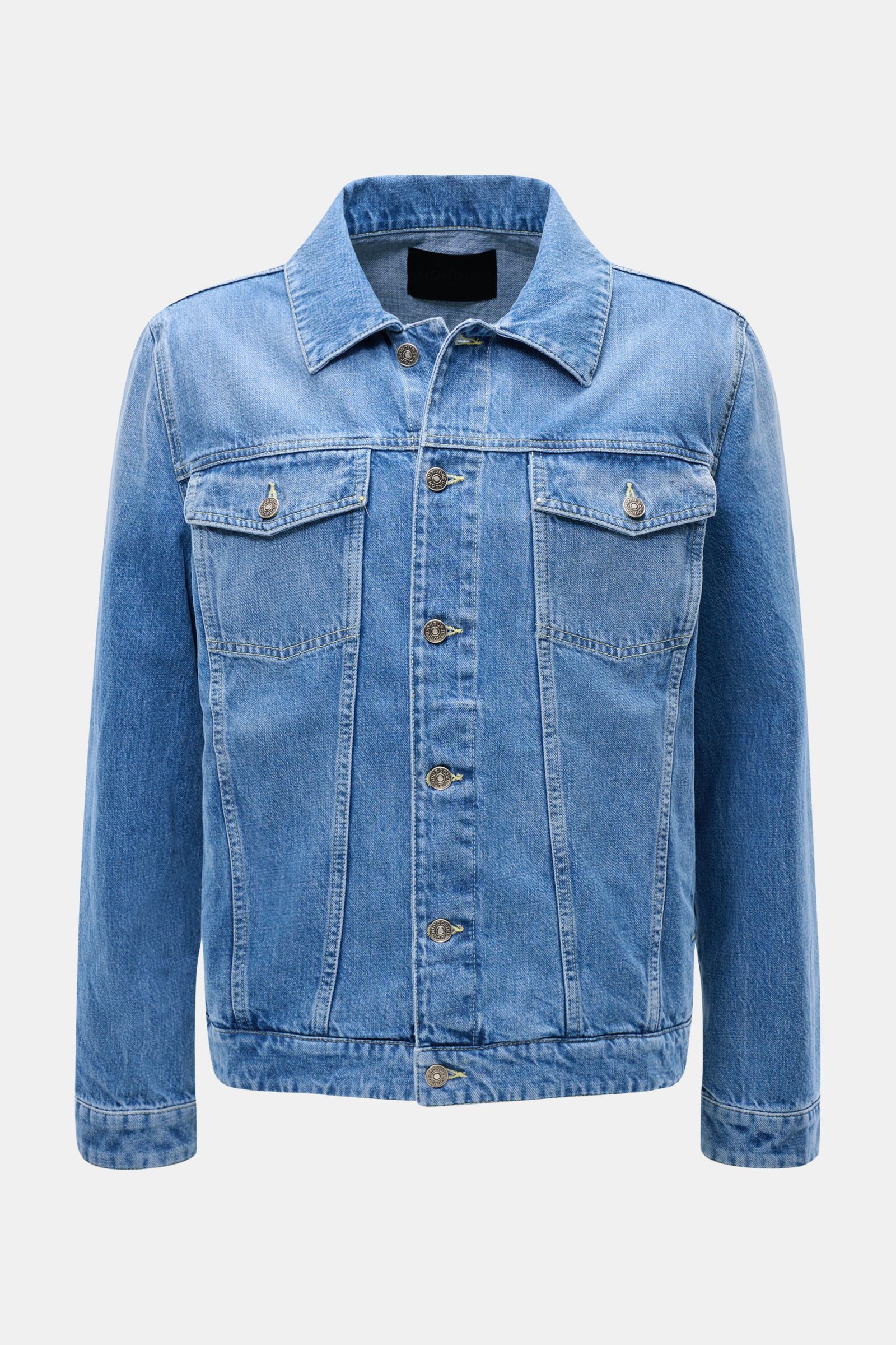 Dondup Jeansjacke rauchblau von vorne fotografiert, Slim Fit Denim aus Baumwolle mit Kontrastnähten, sechs Knöpfen, Umlegekragen, Brust- und Eingriffstaschen.