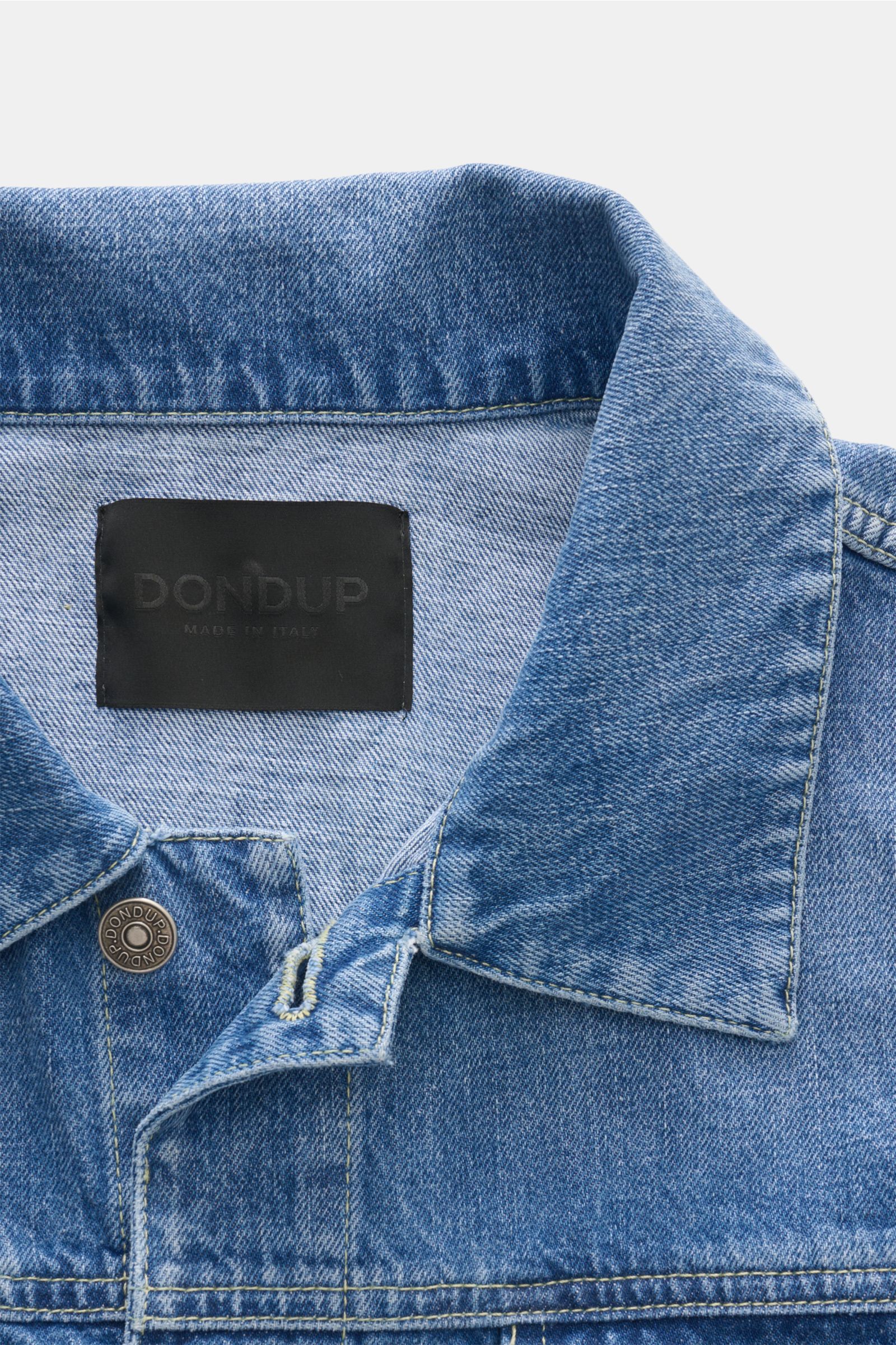 Dondup Jeansjacke rauchblau aus reiner Baumwolle, Slim Fit, Nähte in Kontrastfarbe, Kragen und Knopfleiste nah von vorne fotografiert.