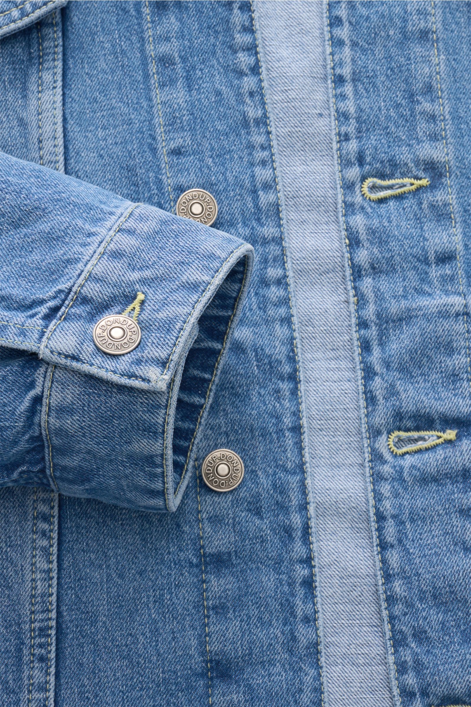 Nahaufnahme der Dondup Jeansjacke rauchblau aus reiner Baumwolle, slim fit mit Kontrastnähten, Knopfleiste und Manschetten.