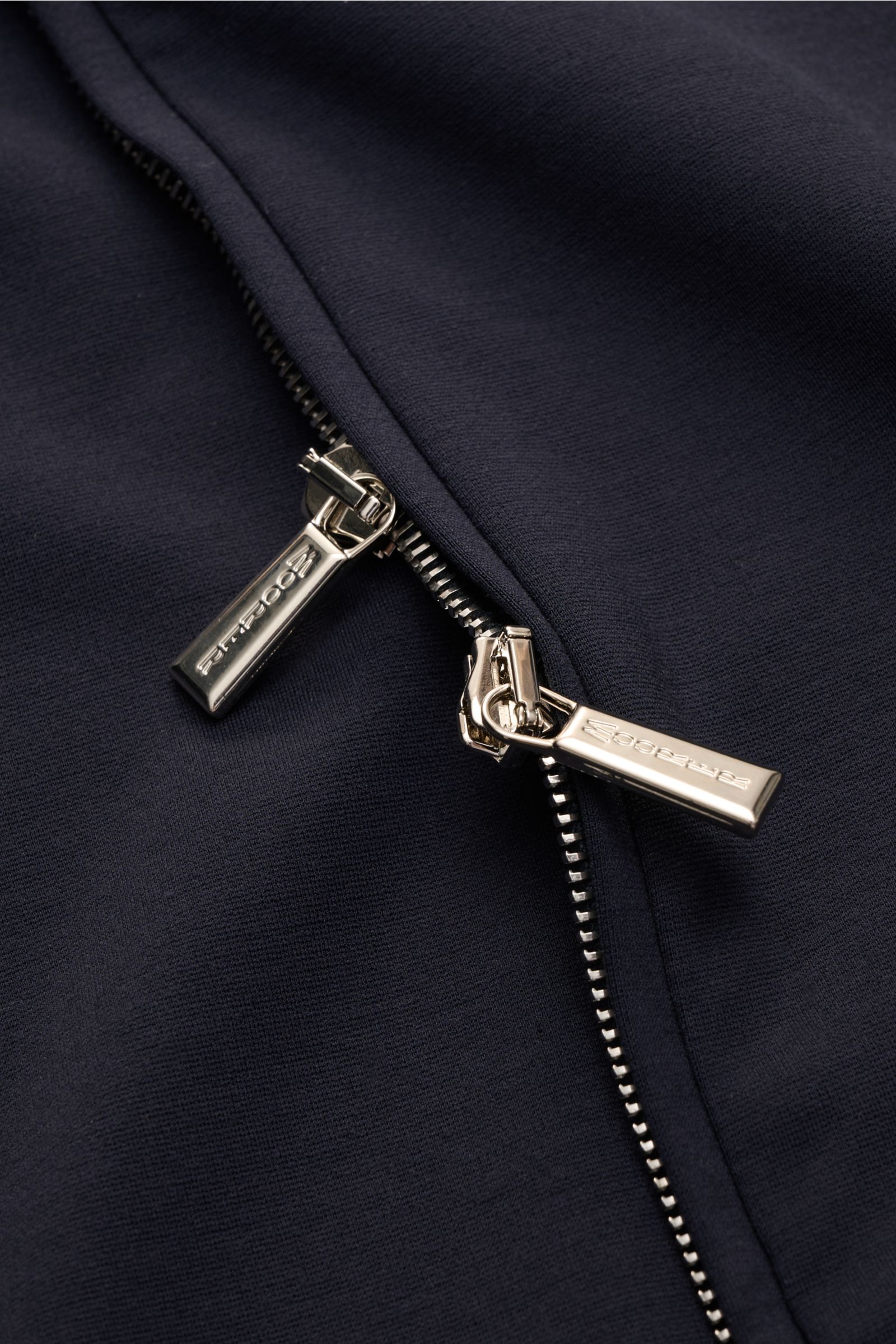 Close-up front view of the navy Moorer Sweat jacket 'Matthew Felpa' showing the two-way silver zipper on soft, double-sided knit fabric. Sporty luxury: This sweat jacket by MOORER in a double-sided knit is exceptionally soft with excellent elasticity. Ble