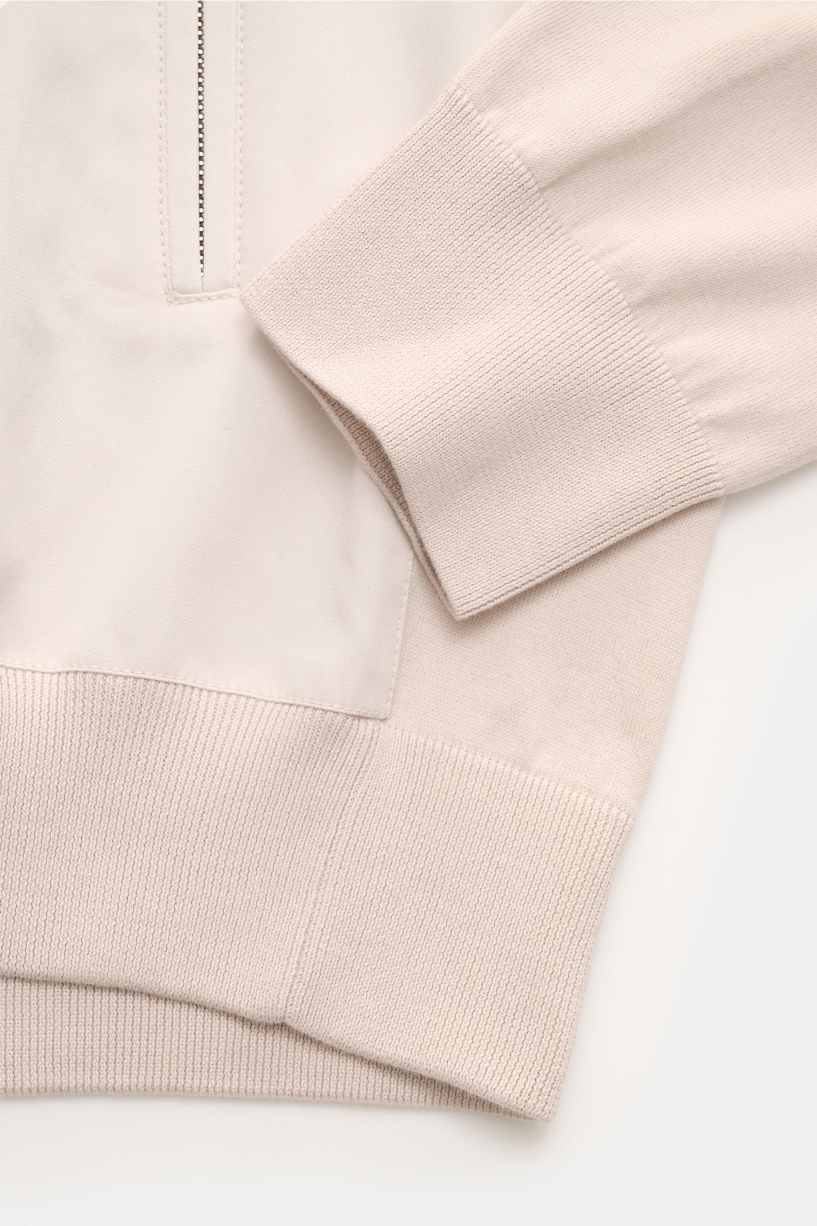 Nahaufnahme des elastischen Saum- und Ärmelbündchens mit Twill-Besatz und Zipper-Fronttasche des Moorer Jersey-Blouson 'Tolly' creme/beige aus reiner Baumwolle.