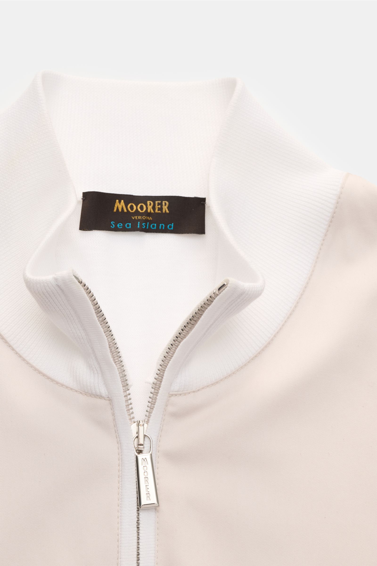 Close-up front view of the Moorer Jersey blouson 'Tolly' white/beige showing the standing collar, two-way zip, and pure cotton twill trim. Sporty and elegant for warm days: With a twill trim and the finest 'Sea Island' cotton, the jersey blouson by MOORER