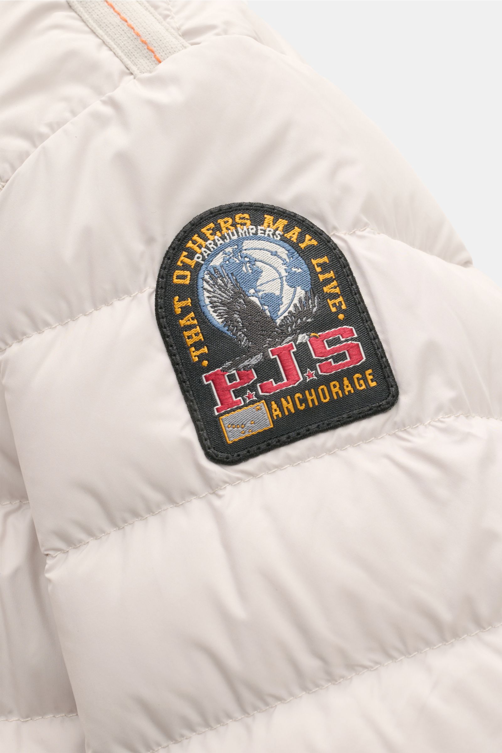 Parajumpers Down blouson 'Breving' sand shown in close-up from the side, featuring a high-quality microfibre, wind and water repellent fabric with a warm down lining and signature PJS patch. Style meets function: this down blouson keeps you warm with a re