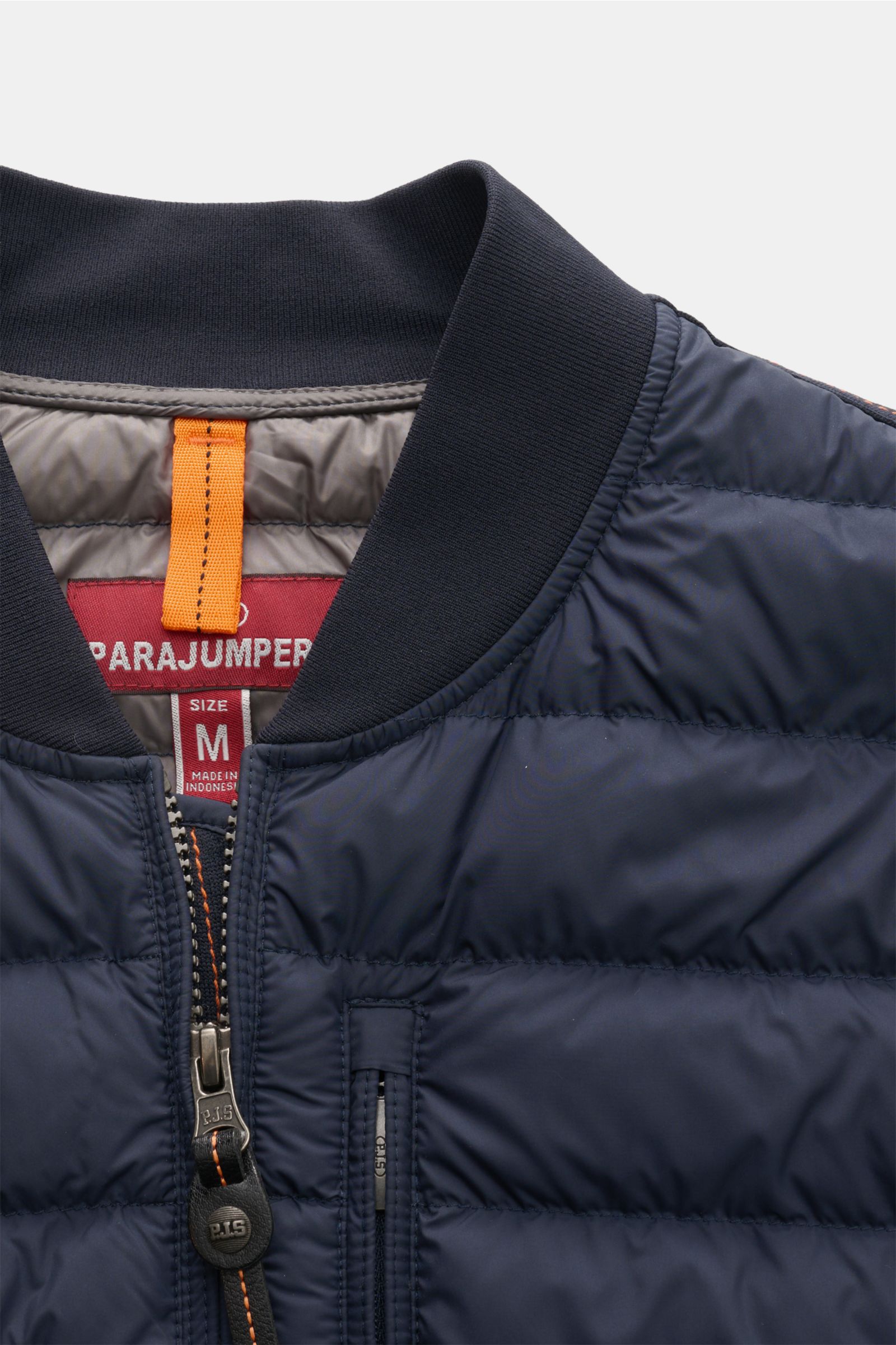 Parajumpers Daunenblouson 'Breving' navy, Detailaufnahme Front mit hochwertiger Microfaser, wind- und wasserabweisend, Daunenfüllung, Blousonkragen aus Rippstrick.