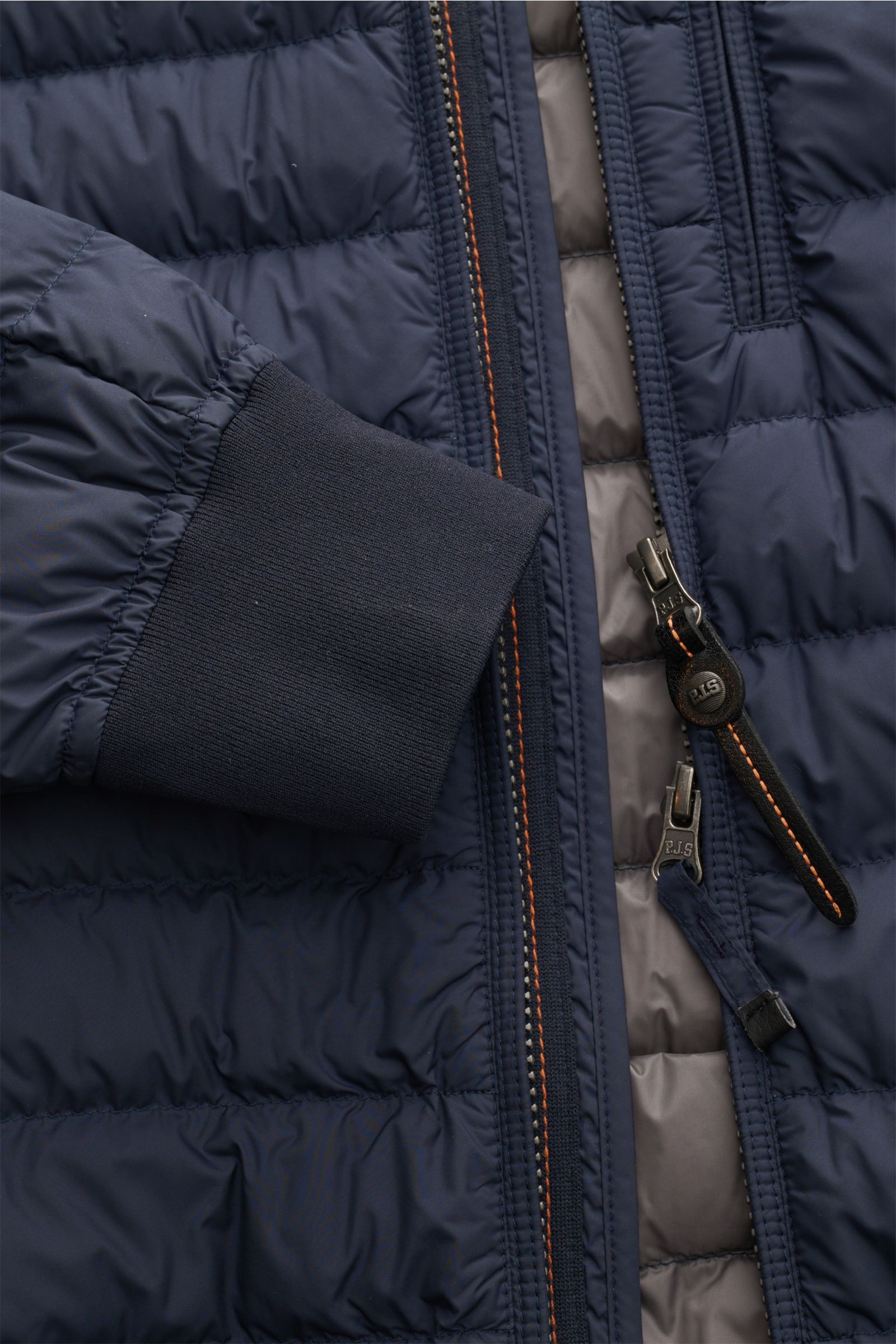 Parajumpers Daunenblouson 'Breving' navy, Detailaufnahme von Reißverschluss, elastischem Ärmelbündchen, Microfaser, wind- und wasserabweisend, Daunenfüllung, Regular Fit, Blousonkragen, drei Fronttaschen, Innentasche, geschmeidiges Futter.