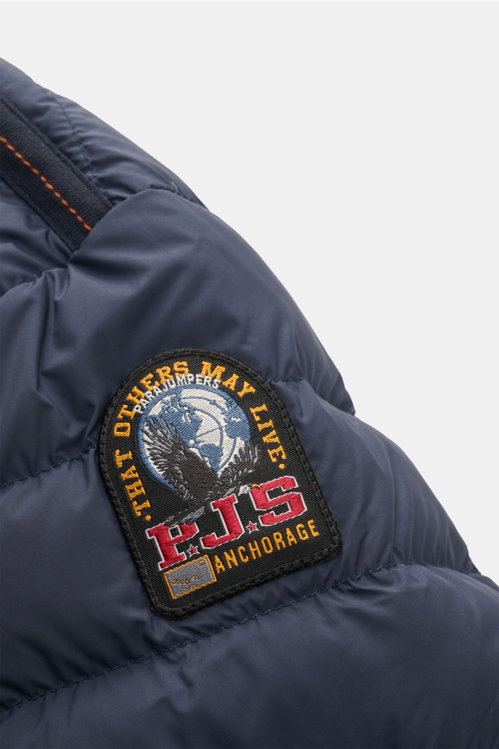 Parajumpers Daunenblouson 'Breving' navy Detailaufnahme von oben rechts mit Logo, wind- und wasserabweisend, Microfaser, Daunenfüllung.