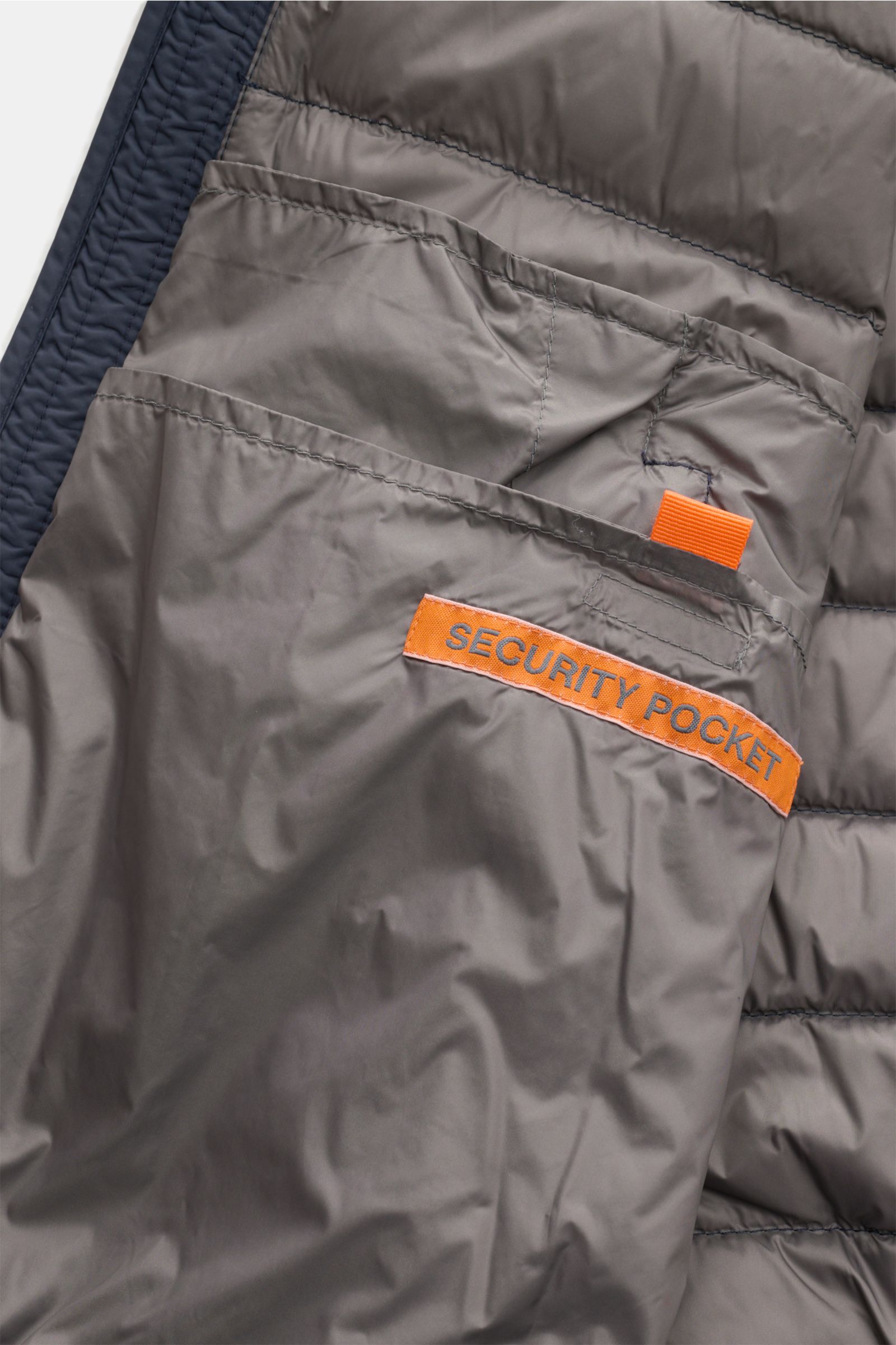 Innenansicht des Parajumpers Daunenblouson 'Breving' navy mit grauem Futter, Sicherheits-Innentasche, hochwertiger Microfaser, wind- und wasserabweisend, wärmender Daunenfüllung, Regular Fit und elastischen Bündchen.