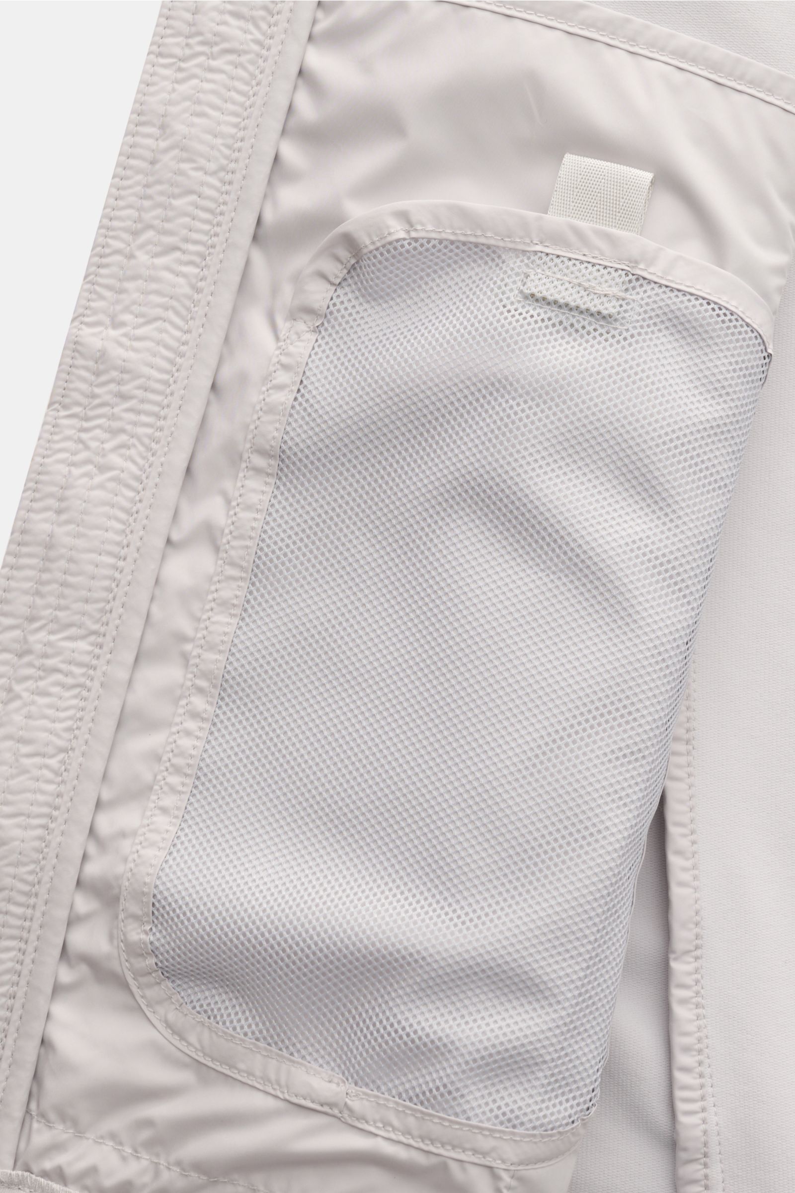 Close-up inside view of the Parajumpers Jacket 'Douglas' sand showing a high-quality microfibre lining with a soft feel, slim fit, two-way zip, standing collar, and a mesh inside pocket.

A functional piece for the transitional season: The jacket 'Doug