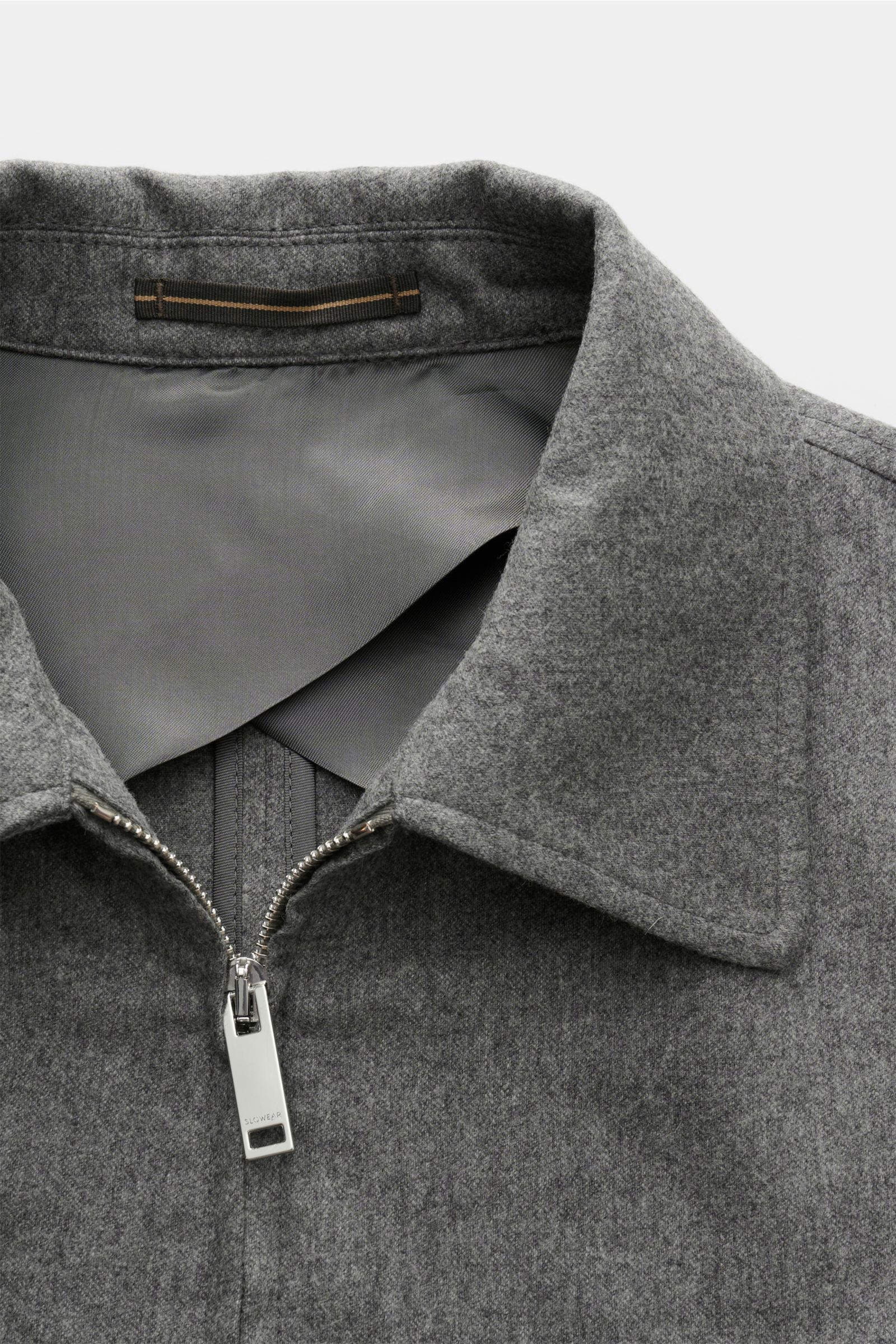 Incotex Flanell-Blouson grau, Detailaufnahme von oben, leichter, ungefütterter Flanell aus Schurwolle und Cashmere, verdeckter Reißverschluss, Umlegekragen