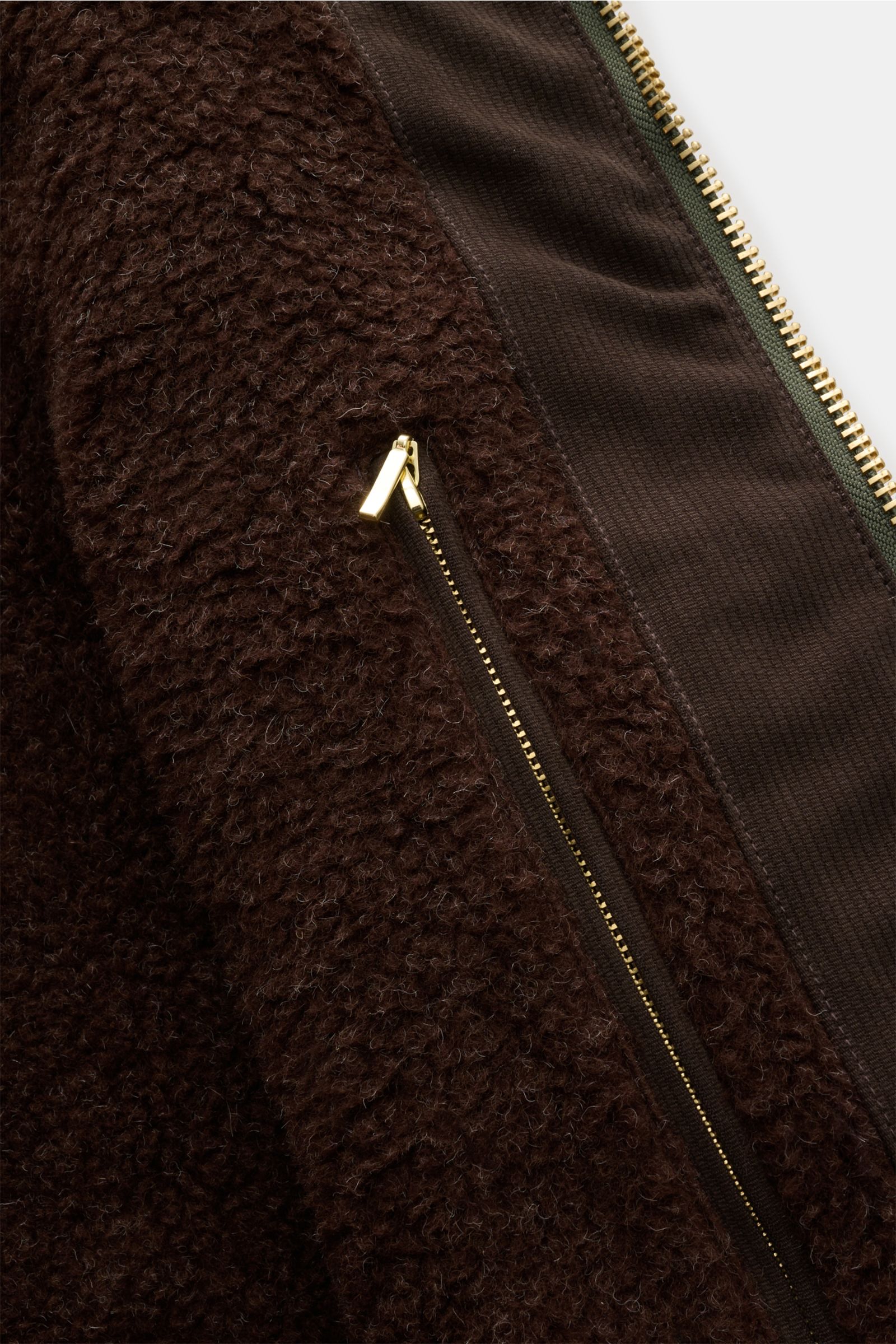 Manifattura Ceccarelli Wachsjacke 'Blazer Coat' dunkelgrün, Detailansicht Innenfutter mit supersoftem Wollstoff, Innentasche mit goldfarbenem Reißverschluss.