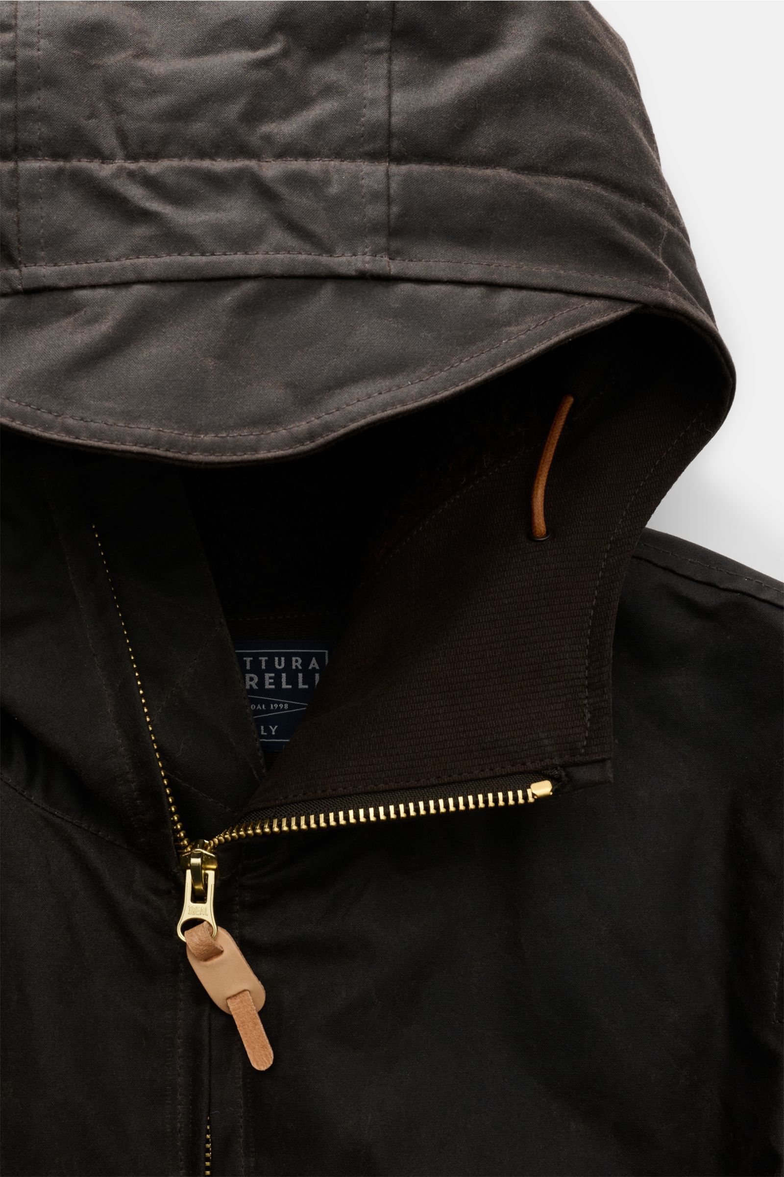 Manifattura Ceccarelli Wachsjacke 'Blazer Coat' dunkelbraun, Detailaufnahme von oben, gewachste Baumwolle, Kapuze mit Schirm, Zwei-Wege-Reißverschluss, Lederdetails.