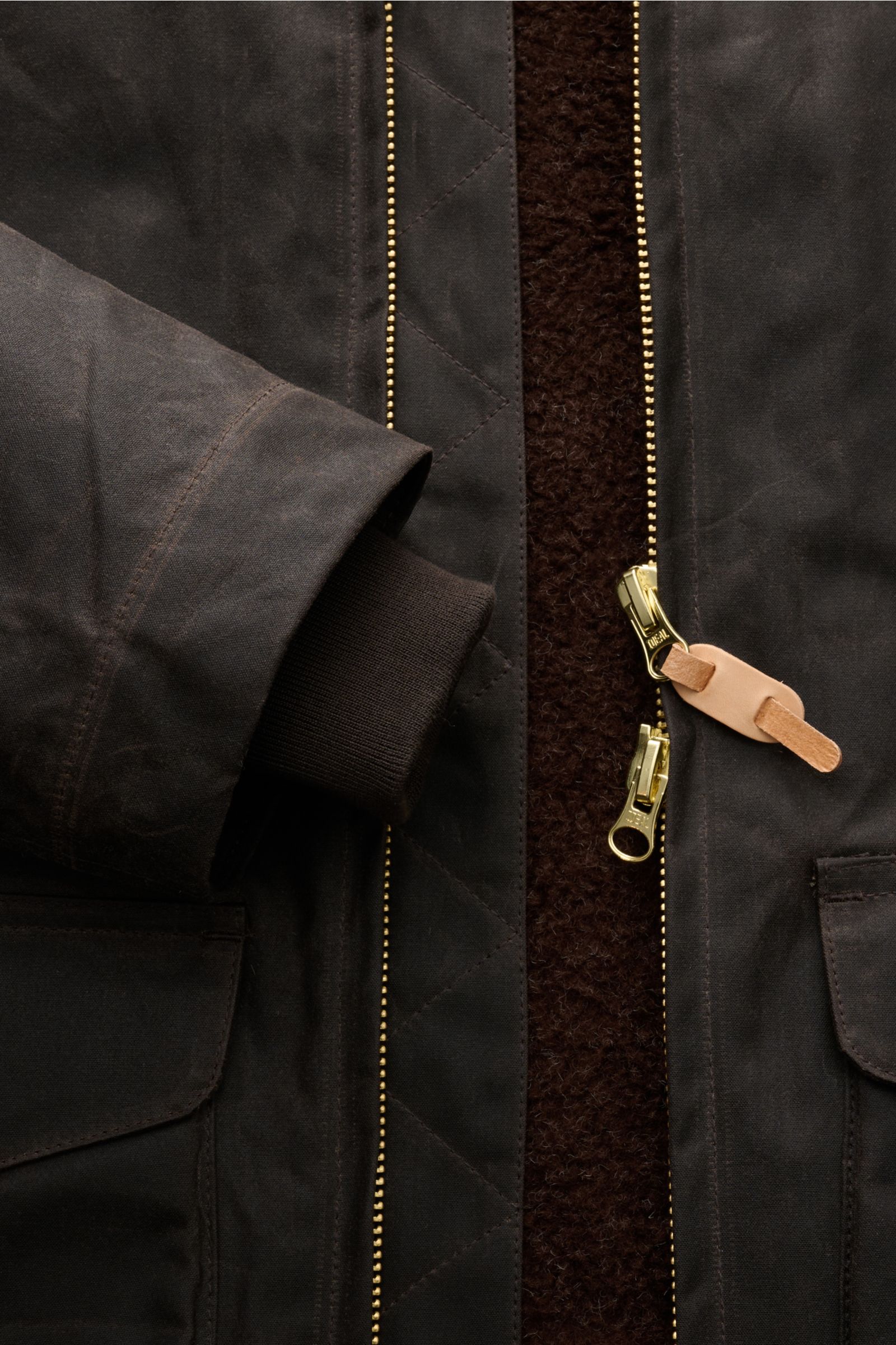 Manifattura Ceccarelli Wachsjacke 'Blazer Coat' dunkelbraun, nah, Reißverschluss offen, gewachste Baumwolle, Lederdetails, Wollfutter, Slim Fit.