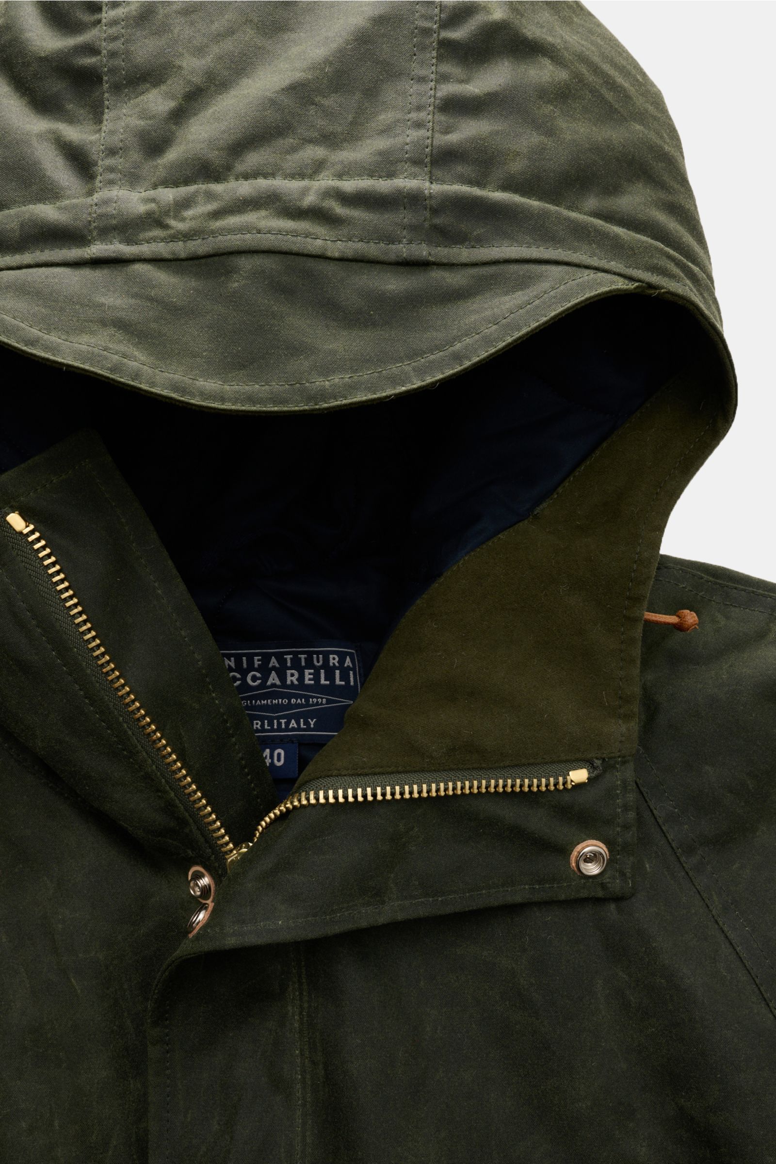 Manifattura Ceccarelli Wachsjacke 'New Fisherman' oliv, Nahaufnahme von Kapuze, Reißverschluss und Kragen, gewachste Baumwolle, warm wattiert.