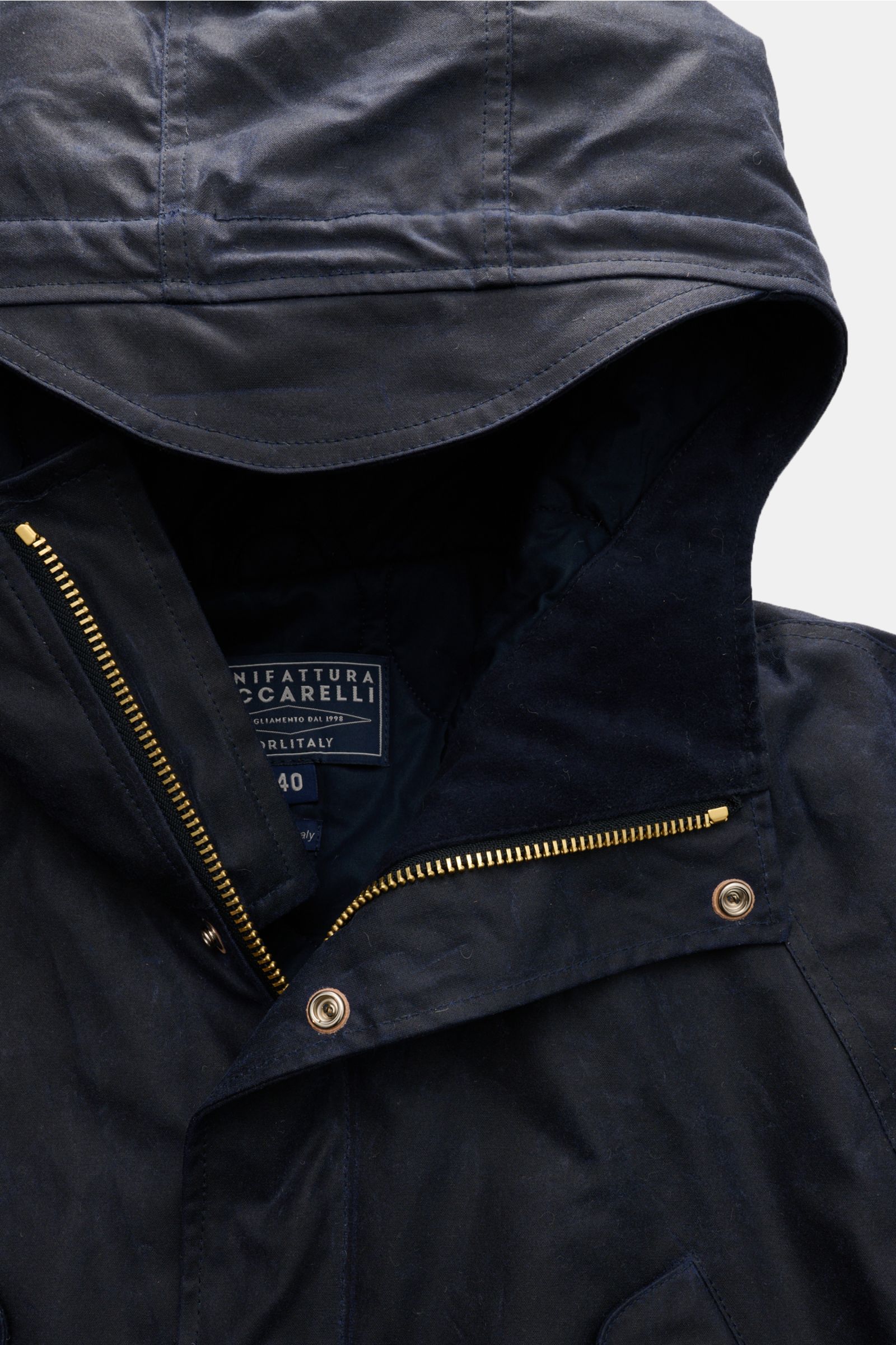Manifattura Ceccarelli Wachsjacke 'New Fisherman' navy, Nahaufnahme von oben, Kapuze, zwei-Wege-Reißverschluss, gewachste Baumwolle, wind- und wasserabweisend.