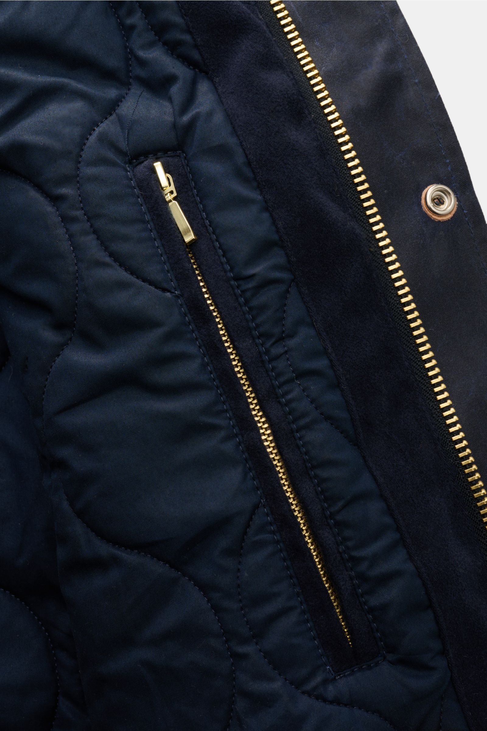 Innenansicht der Manifattura Ceccarelli Wachsjacke 'New Fisherman' navy mit gestepptem Innenfutter, drei Innentaschen und Reißverschluss.