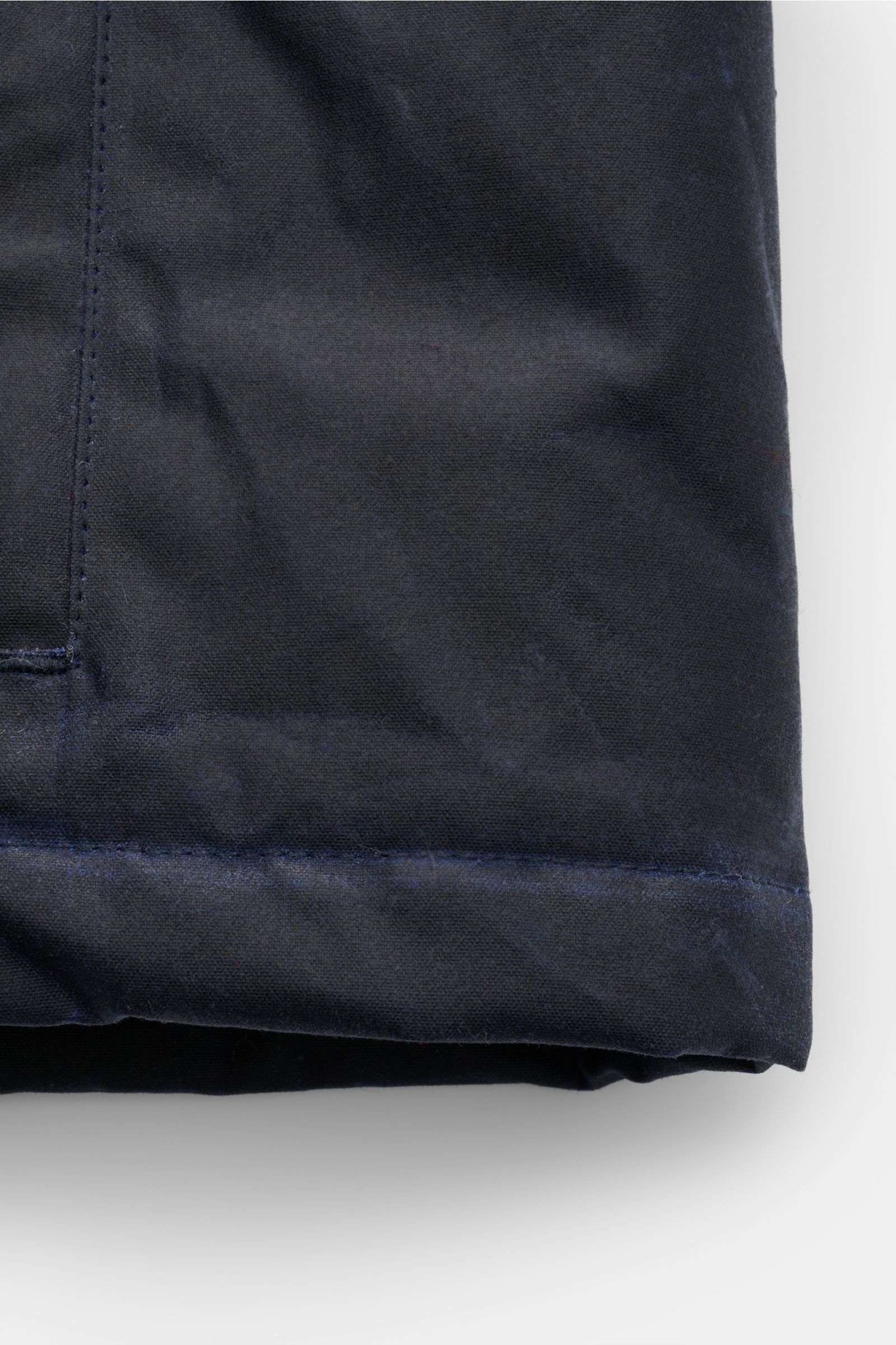 Nahaufnahme des Saums der Manifattura Ceccarelli Wachsjacke 'New Fisherman' navy aus gewachster Baumwolle mit Slim Fit und leichter Woll-Wattierung.