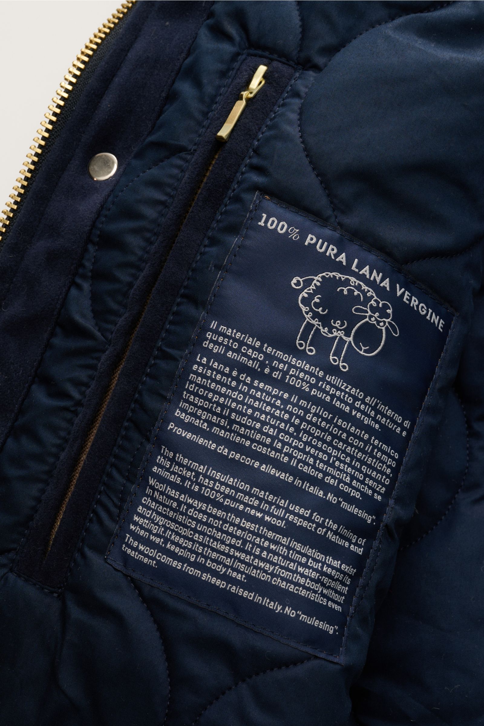 Nahaufnahme des Innenfutters mit Wolllabel der Manifattura Ceccarelli Wachsjacke 'New Fisherman' navy aus gewachster Baumwolle, wattiert und wasserabweisend.