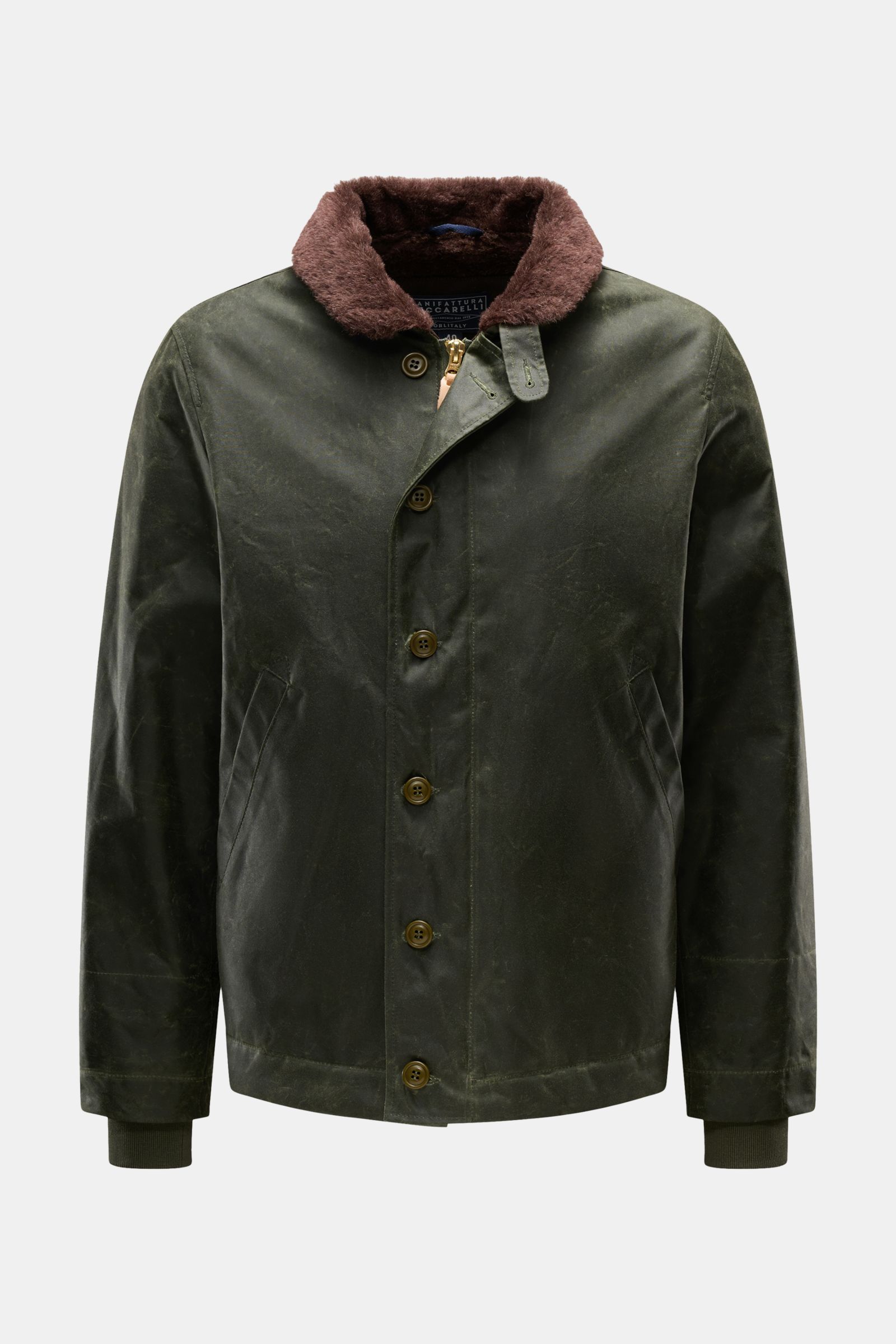 Manifattura Ceccarelli Wachsjacke 'Deck Jacket' dunkelgrün, frontal fotografiert, mit Alpakawollkragen, gewachster Baumwolle, wasserabweisend, Slim Fit, Knopfleiste und elastischen Bündchen.
