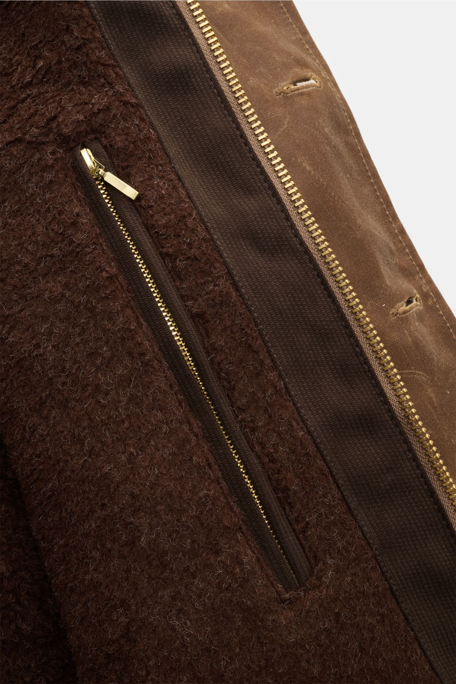 Nahaufnahme der Innenseite der Manifattura Ceccarelli Wachsjacke 'Deck Jacket' braun mit Wollfutter, Reißverschluss und paraffiniertem Baumwollstoff.
