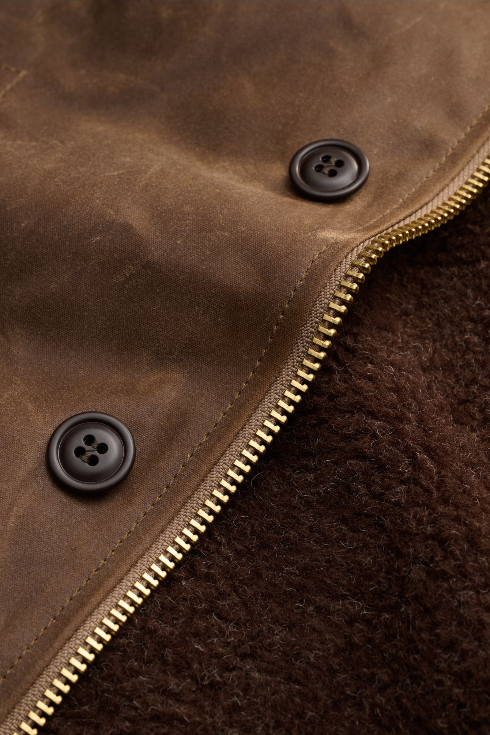 Manifattura Ceccarelli Wachsjacke 'Deck Jacket' braun, Detailaufnahme Reißverschluss, Knöpfe und weiches Wollfutter, Nahaufnahme.