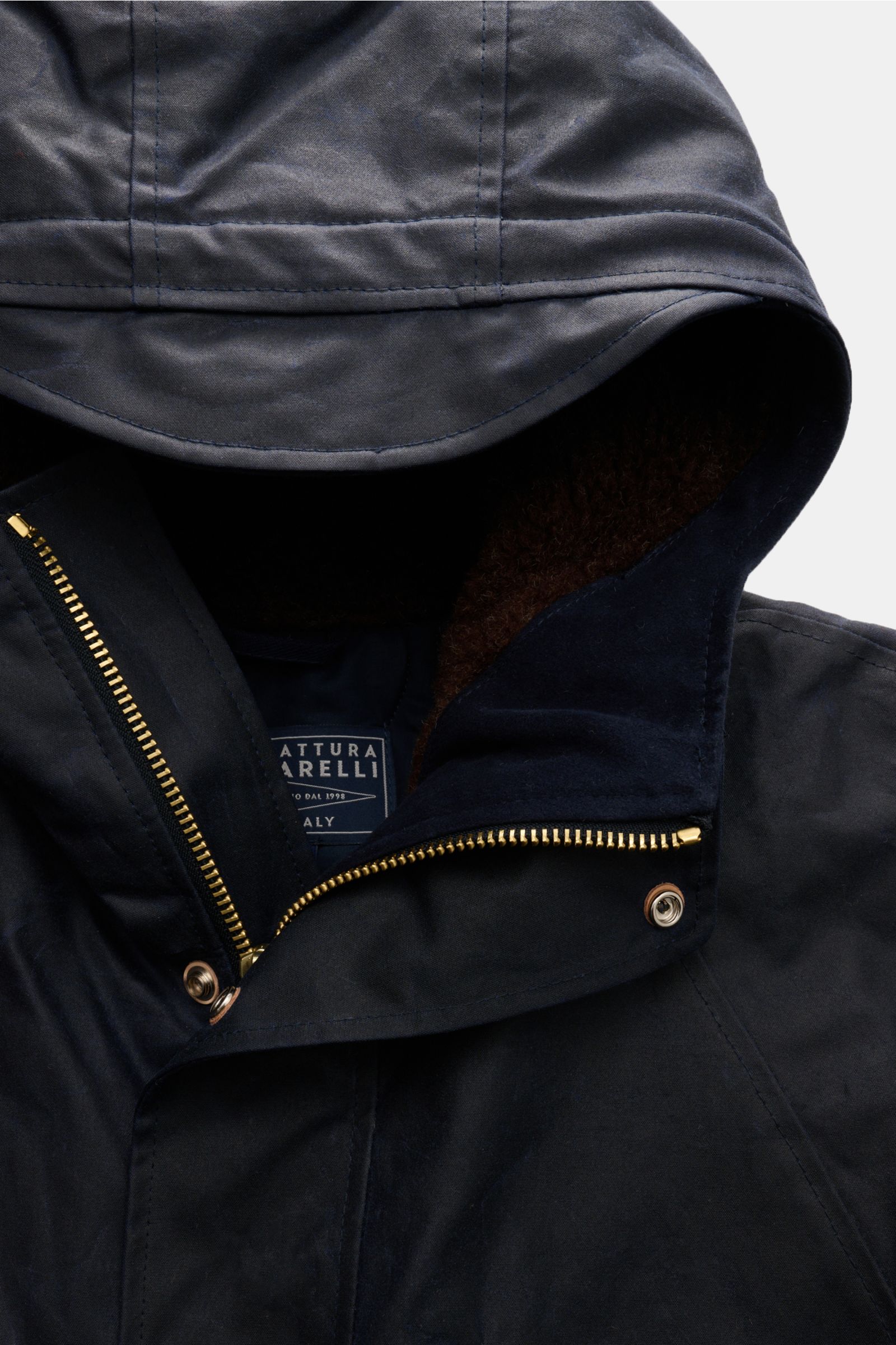 Manifattura Ceccarelli Wachsparka 'Mountain' navy, Nahaufnahme von Kapuze, hoch schließendem Kragen, wasserabweisender gewachster Baumwolle und Wollfutter.