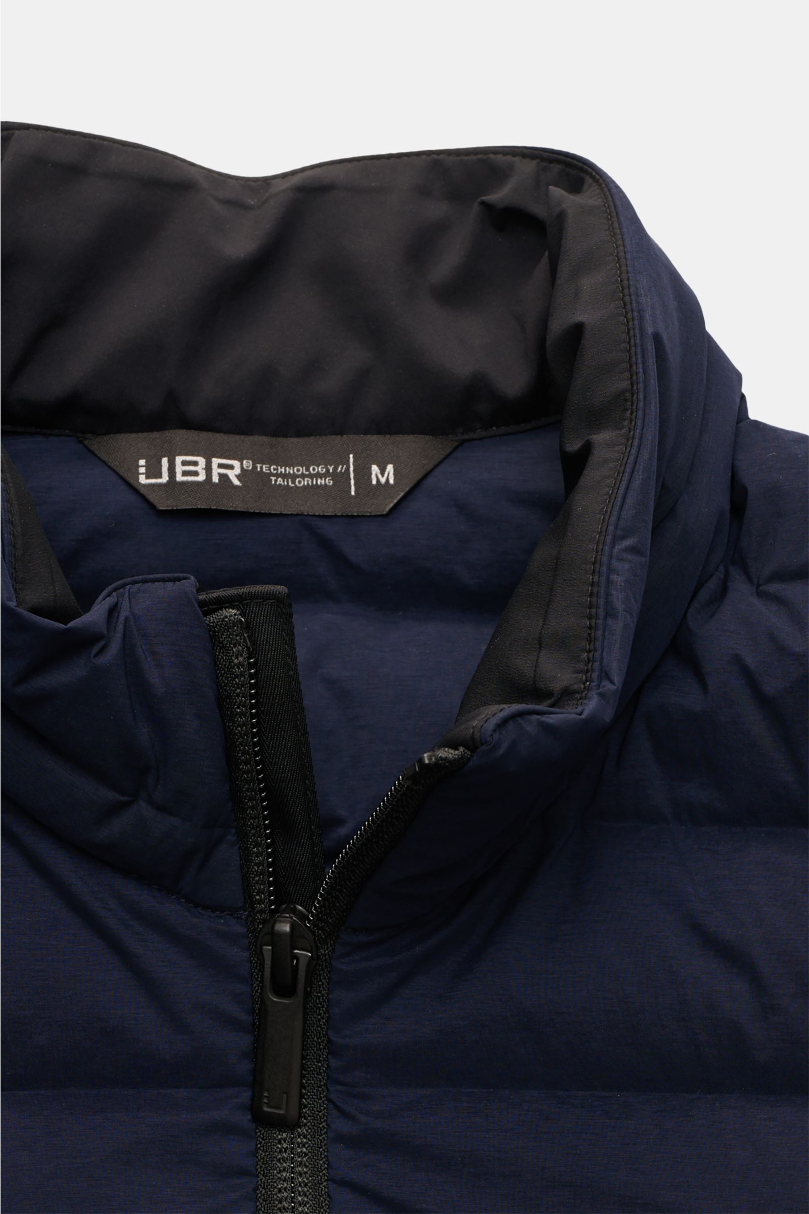 UBR Daunenjacke 'Supersonic' navy im Close-up von oben, Slim Fit, wasserabweisend mit zwei-Wege-Reißverschluss, elastischem Kragen und hochwertiger Microfaser.