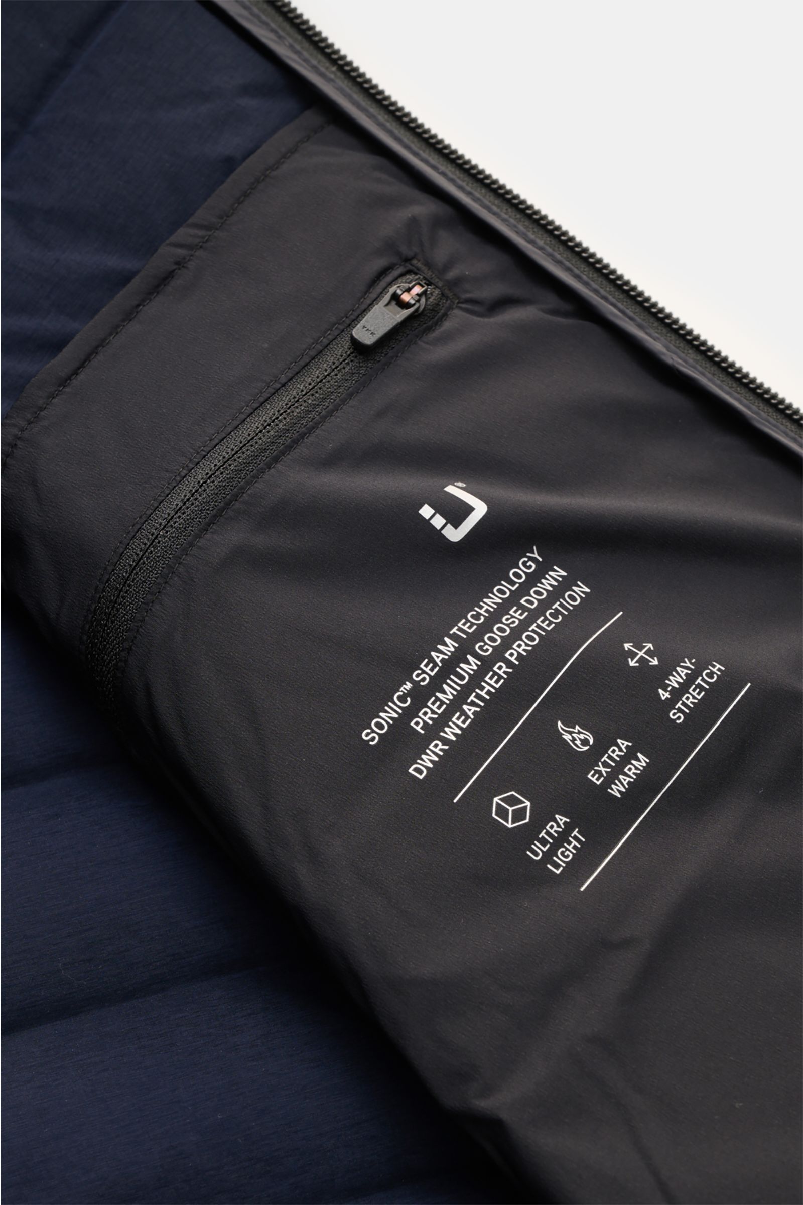 UBR Daunenjacke 'Supersonic' navy, Nahaufnahme innen mit Reißverschlusstasche, Sonic Seam Technology, ultraleicht, warm, elastisch, wasserabweisend.