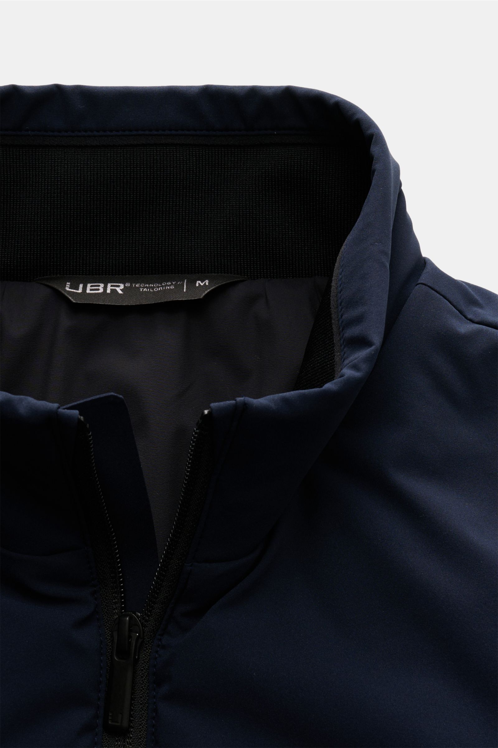 Nahaufnahme der UBR Jacke 'Viper' navy von oben, zeigt hochschließenden Kragen, Zwei-Wege-Reißverschluss, elastische Microfaser, wasserabweisend, Slim Fit.
