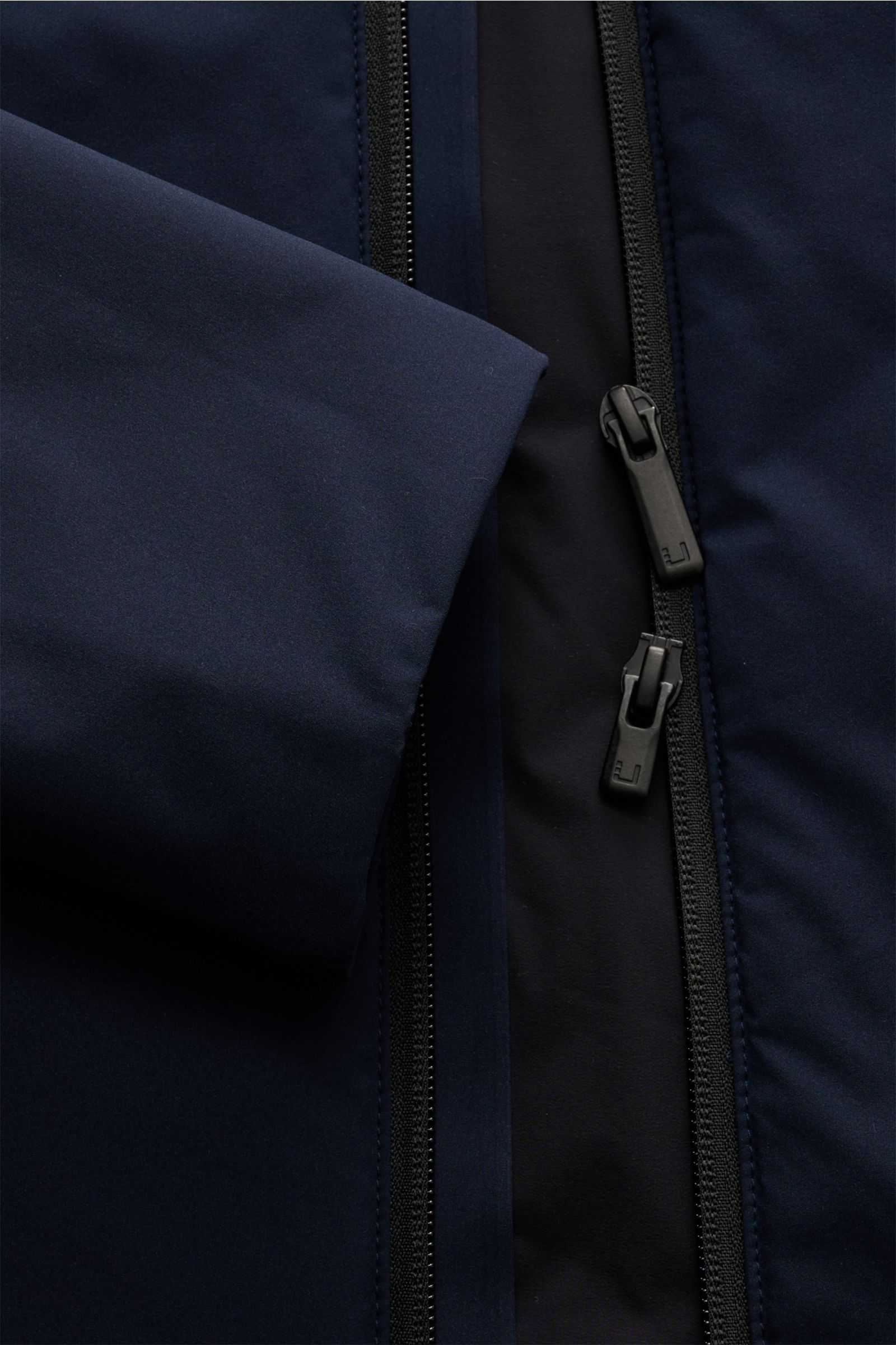 UBR Jacke 'Viper' navy, Nahaufnahme von Ärmel und Zwei-Wege-Reißverschluss, elastische, wasserabweisende Microfaser, Slim Fit