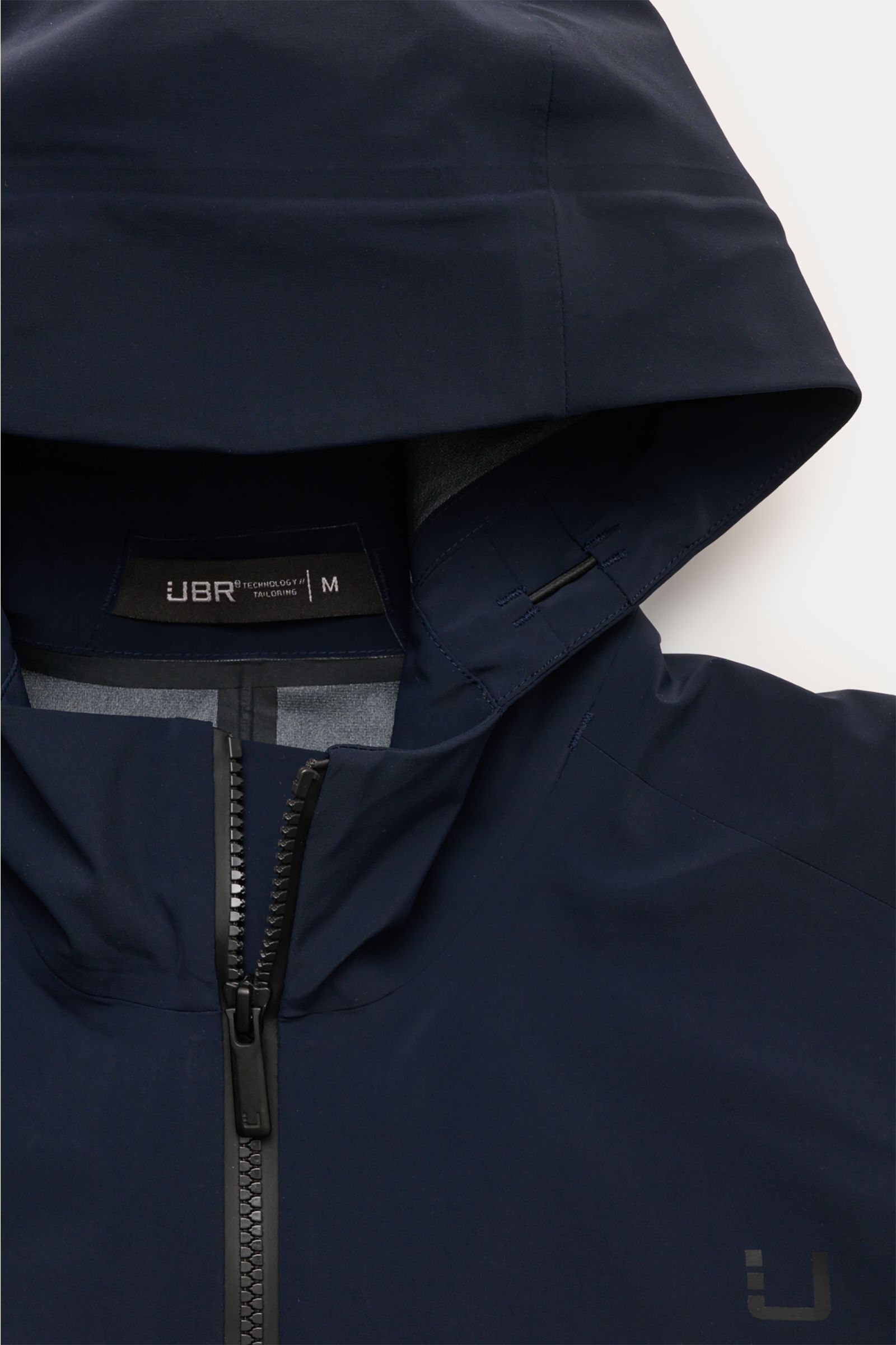 UBR Kurzmantel 'Delta' navy, Detailaufnahme von vorne oben mit Kapuze, Zwei-Wege-Reißverschluss, elastische Microfaser, glatter Griff.