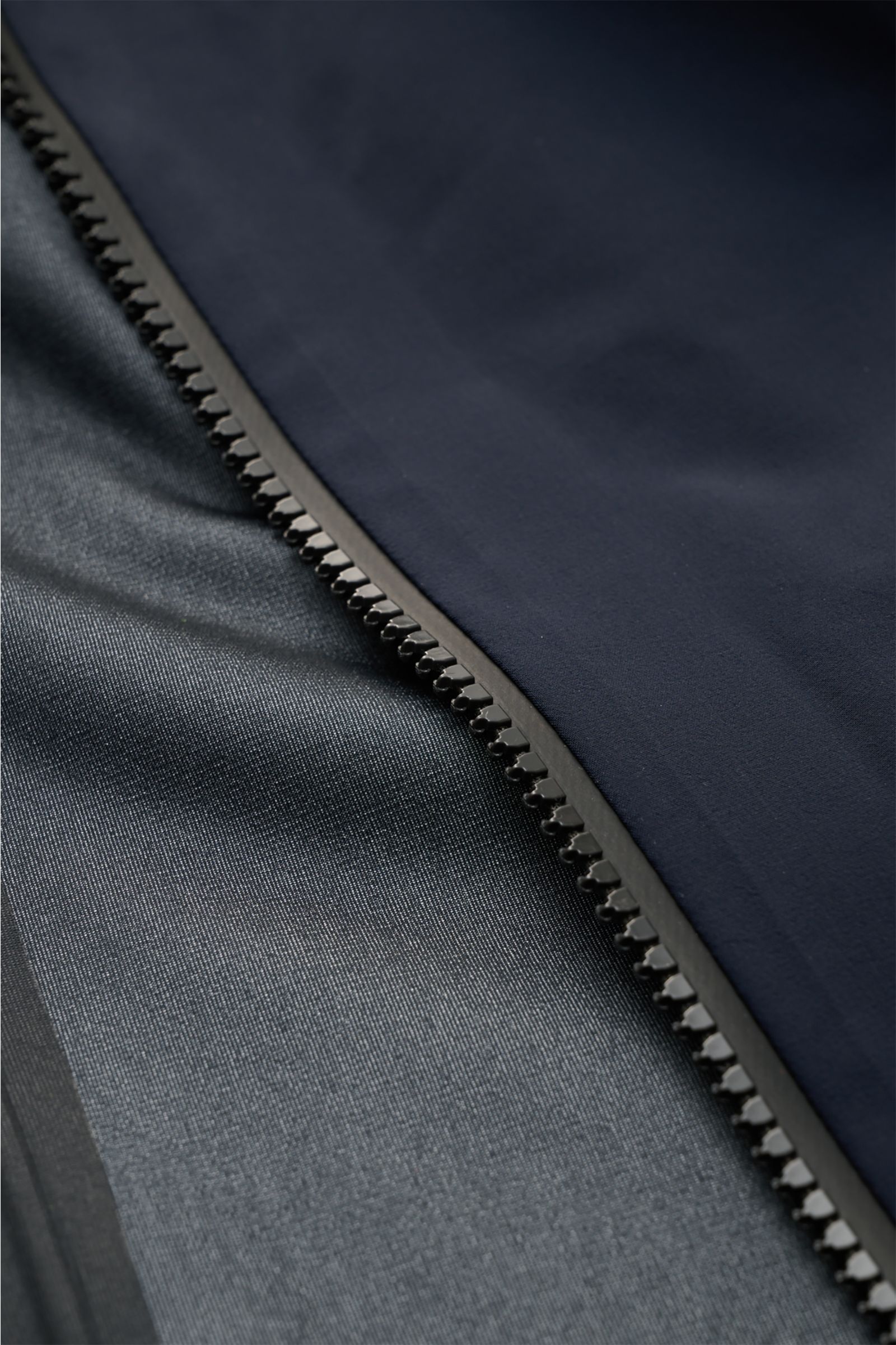 Nahaufnahme des Reißverschlussbereichs des UBR Kurzmantel 'Delta' navy, zeigt glattes Material und hochwertige Verarbeitung.