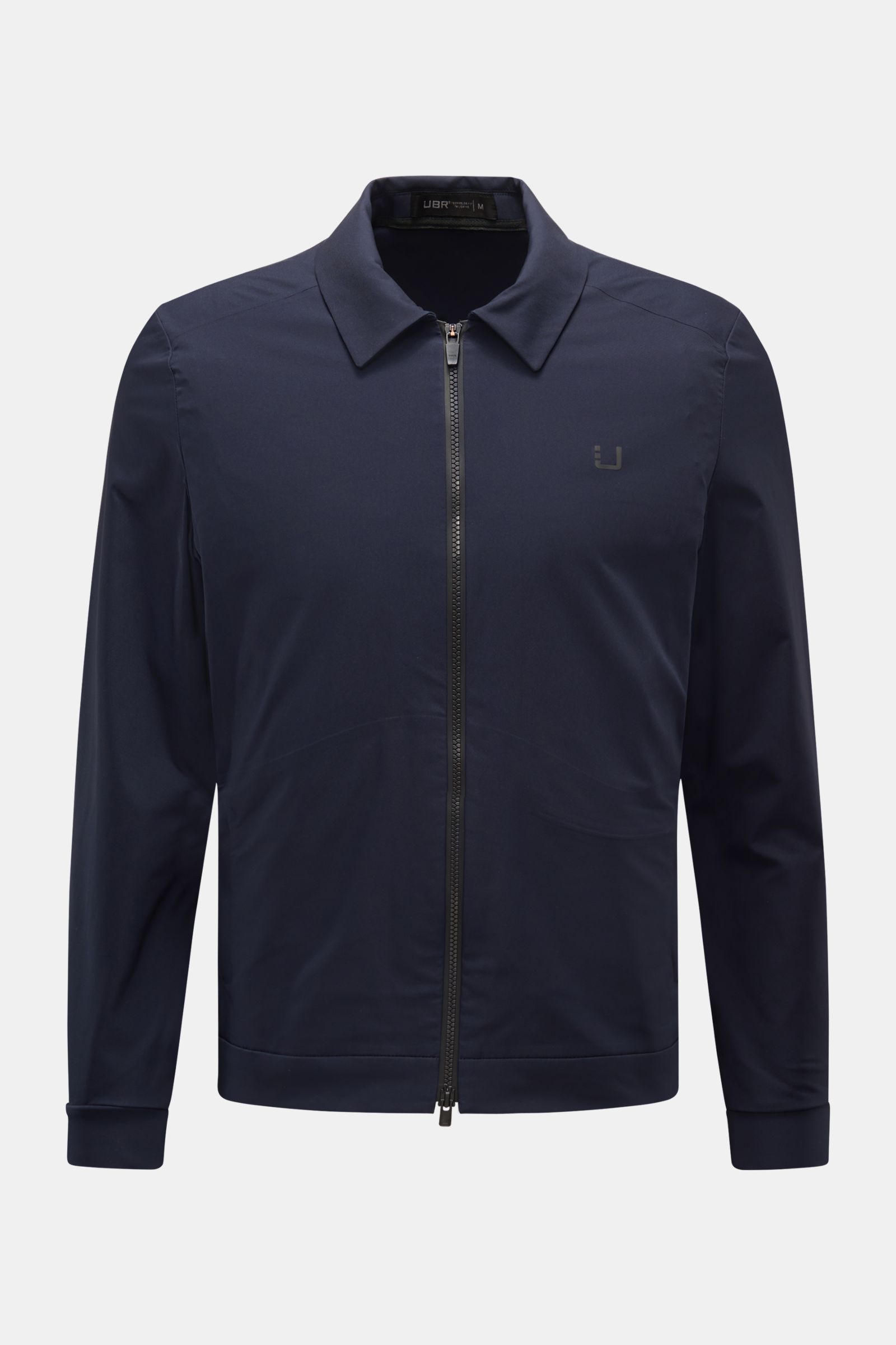 UBR Jacke 'Nano' navy, frontale Ansicht, Slim Fit, Microfaser, wind- und wasserabweisend, zwei-Wege-Reißverschluss, Umlegekragen, reflektierendes Logo, Leistentaschen mit Zipper.