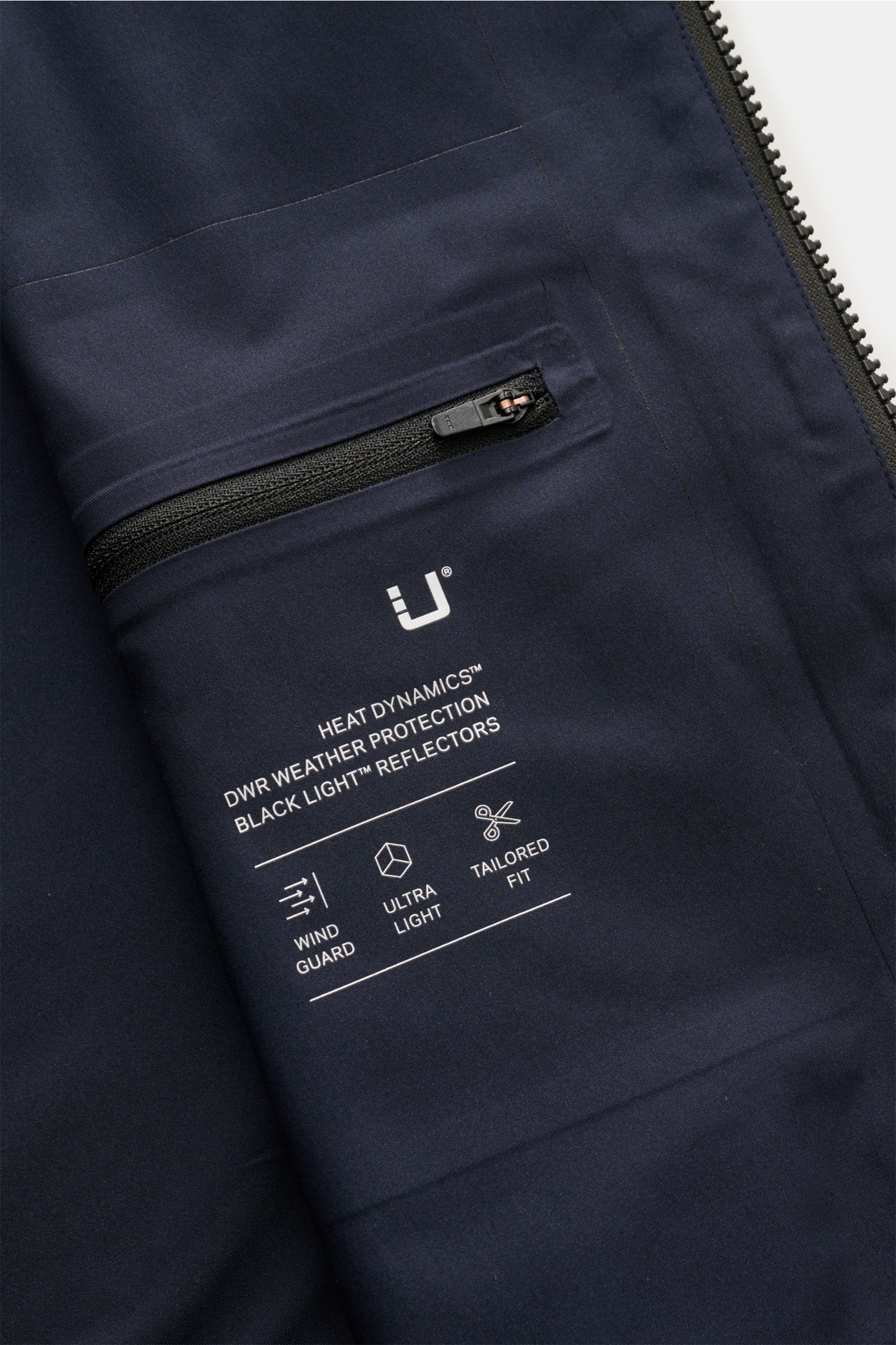UBR Jacke 'Nano' navy von innen fotografiert, zeigt Innentasche mit Reißverschluss, Microfaser, wind- und wasserabweisend, Slim Fit.