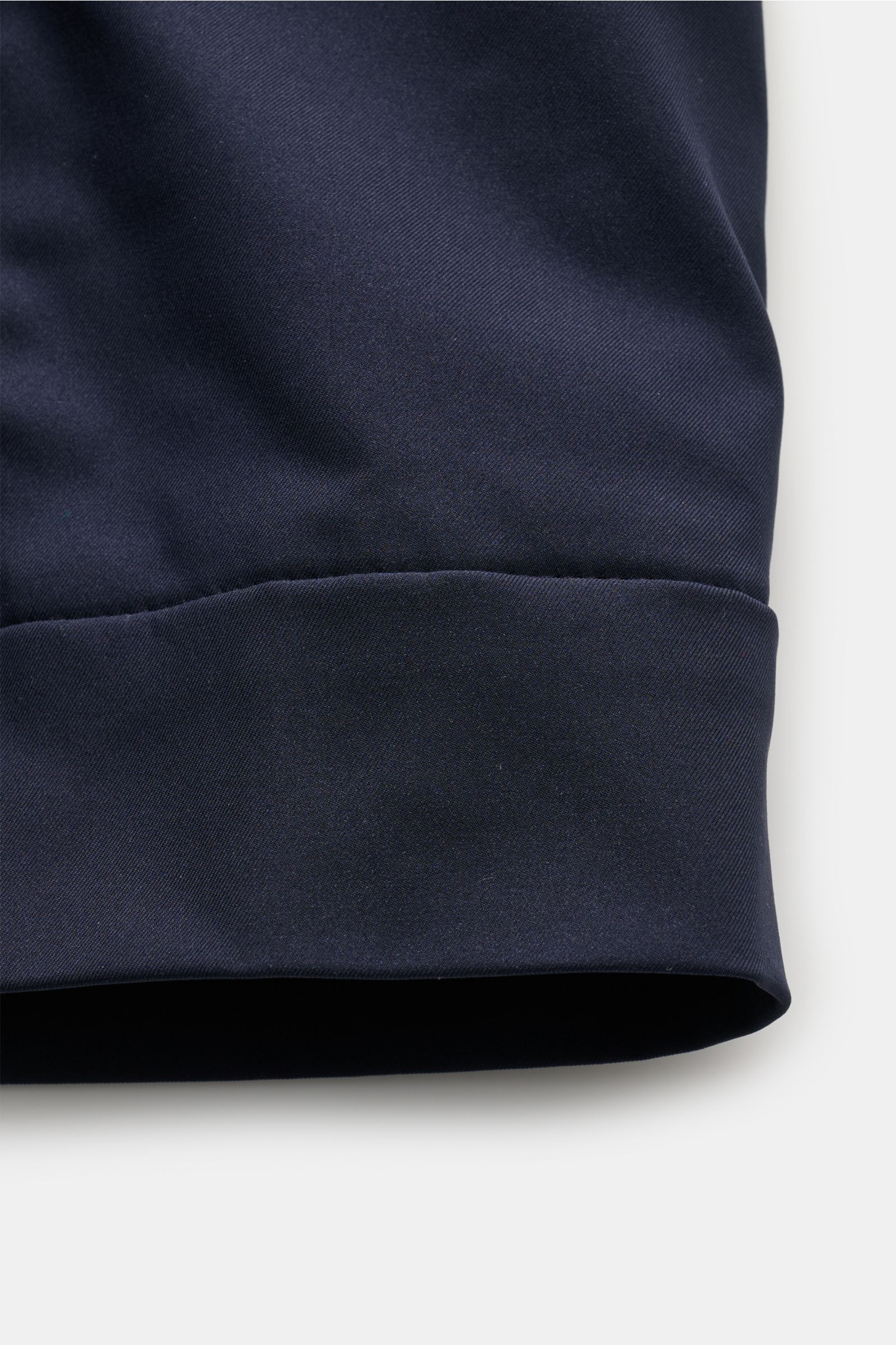 UBR Jacke 'Nano' navy im Detail, Nahaufnahme des glatten, wind- und wasserabweisenden Ärmels mit flexiblem Abschluss, Microfaser.
